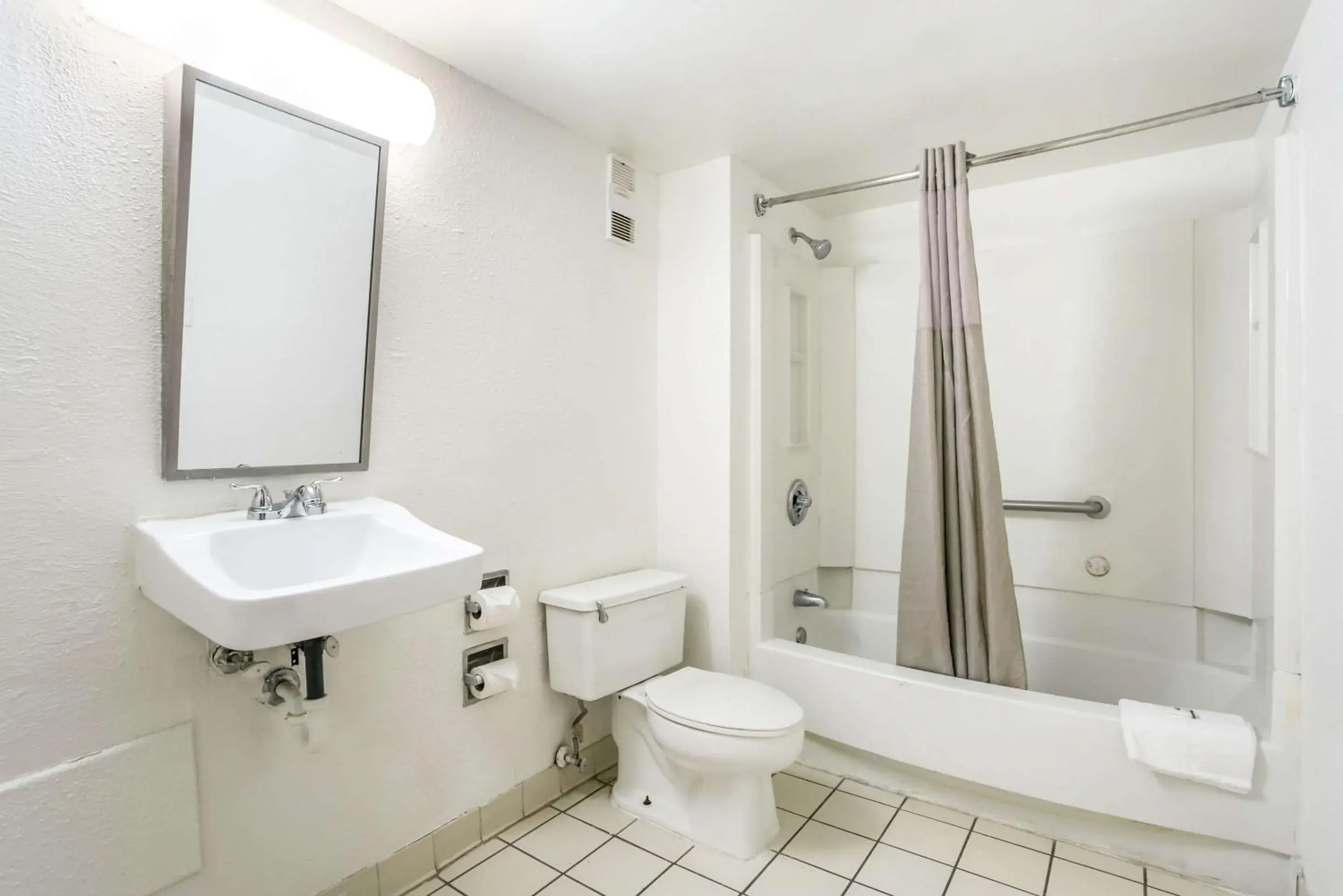 Double Room with Two Double Beds - Accessible/Smoking in Rodeway Inn Baltimore - Inner Harbor South Double Room with Two Double Beds - Accessible/Smoking in Rodeway Inn Baltimore - Inner Harbor South