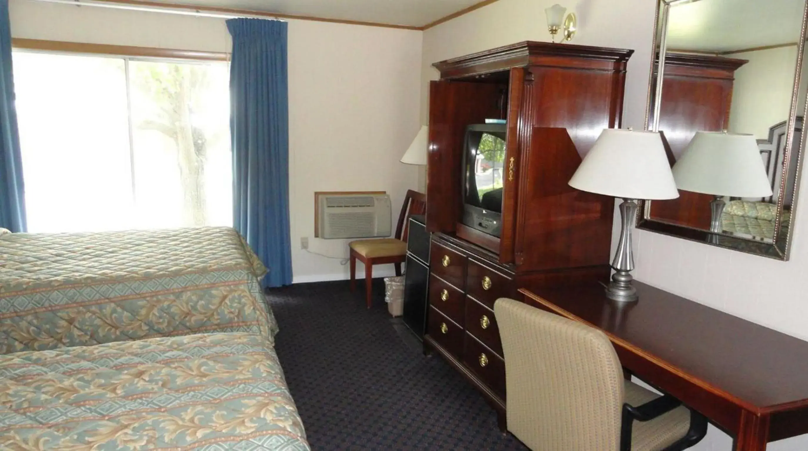 Standard Queen Room with Two Queen Beds - Non-Smoking in Harbor Base Inn Standard Queen Room with Two Queen Beds - Non-Smoking in Harbor Base Inn