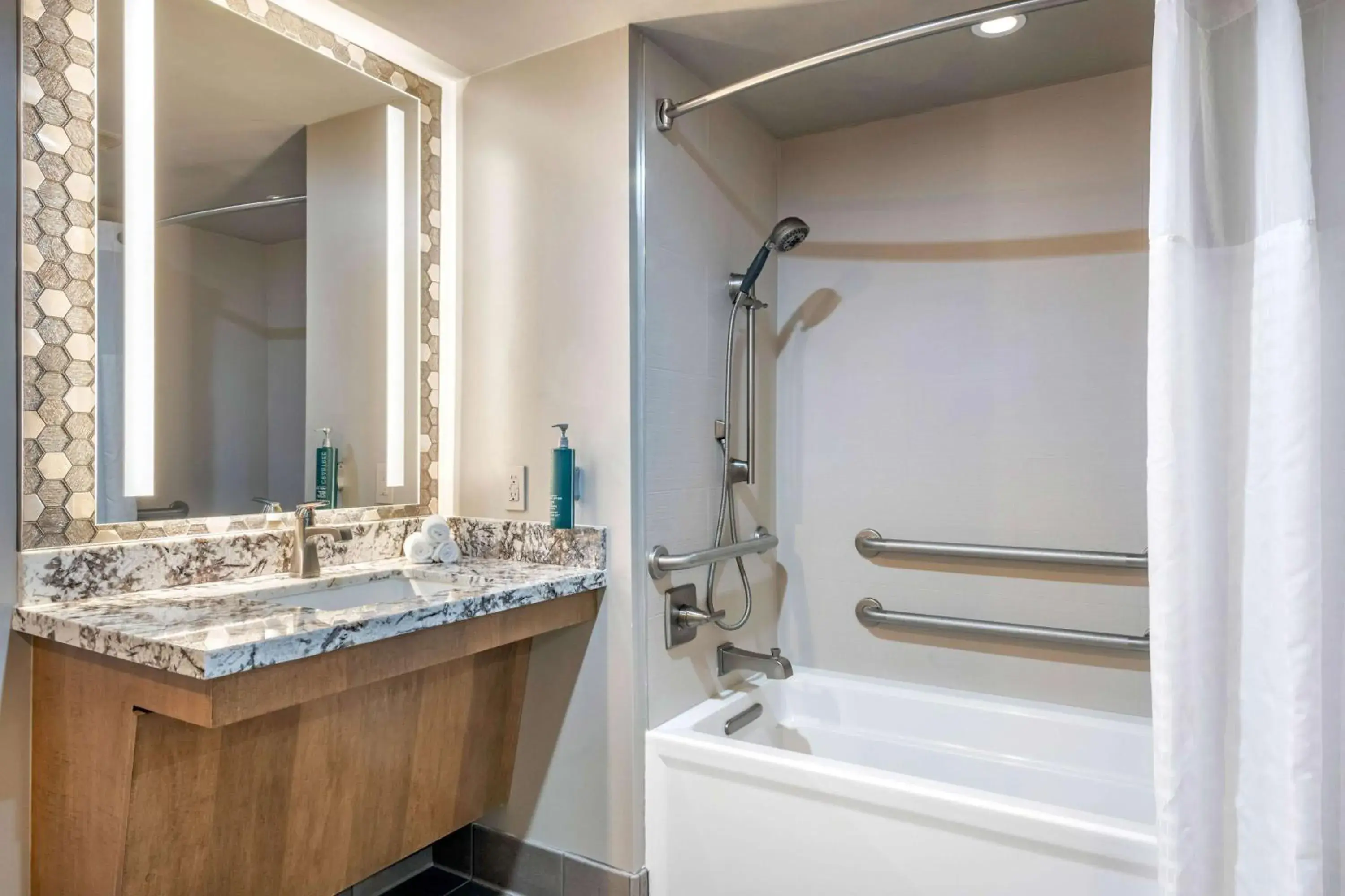 1 Bedroom Queen Suite With Acc Hear W/Tub in Hilton Vacation Club Tahoe Seasons Lake Tahoe 1 Bedroom Queen Suite With Acc Hear W/Tub in Hilton Vacation Club Tahoe Seasons Lake Tahoe