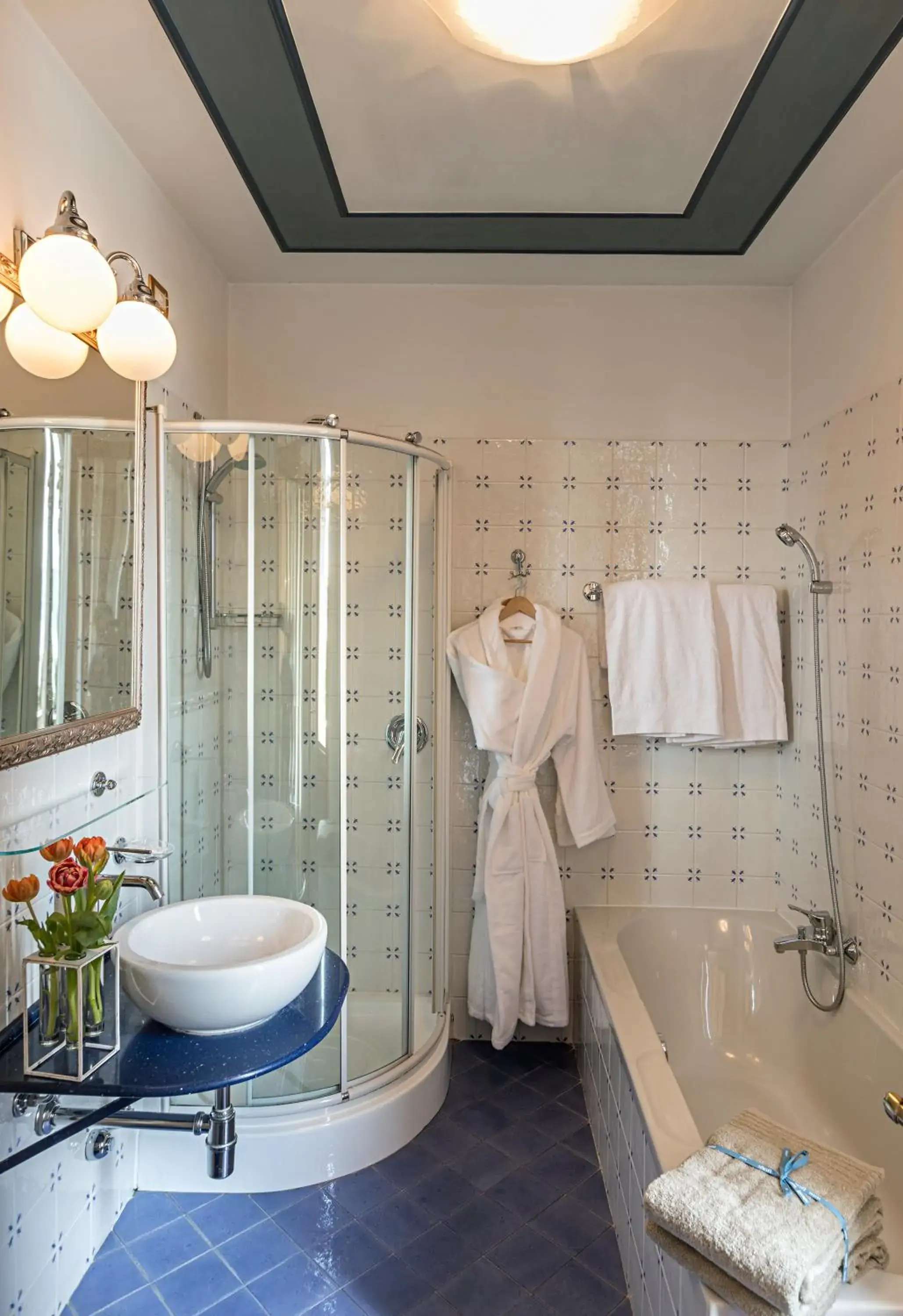 Deluxe Double Room with Balcony and Lake View in Hotel Laurin Deluxe Double Room with Balcony and Lake View in Hotel Laurin