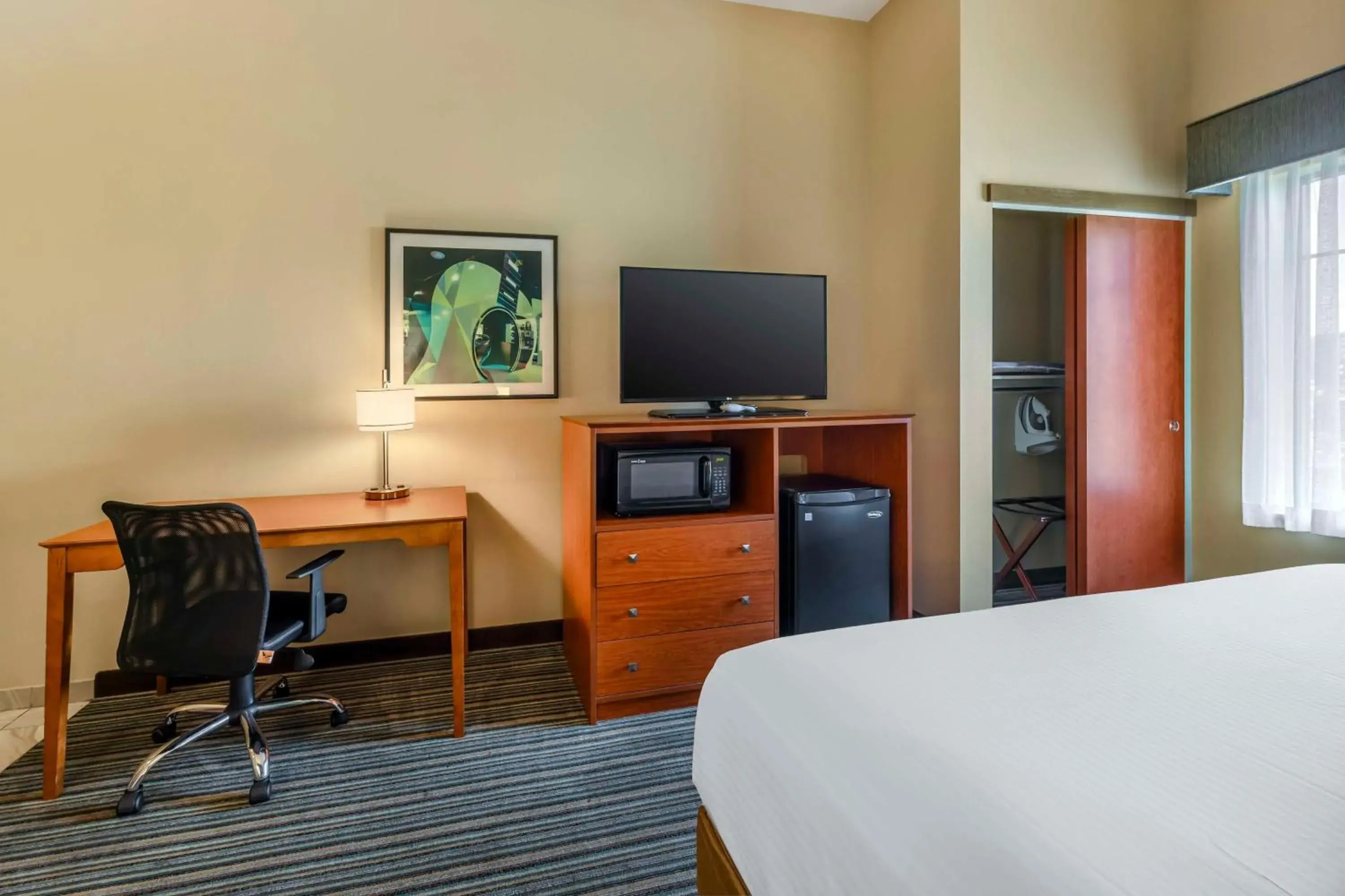 King Room - Disability Access/Bath Tub in Best Western Plus Tuscumbia/Muscle Shoals Hotel & Suites King Room - Disability Access/Bath Tub in Best Western Plus Tuscumbia/Muscle Shoals Hotel & Suites