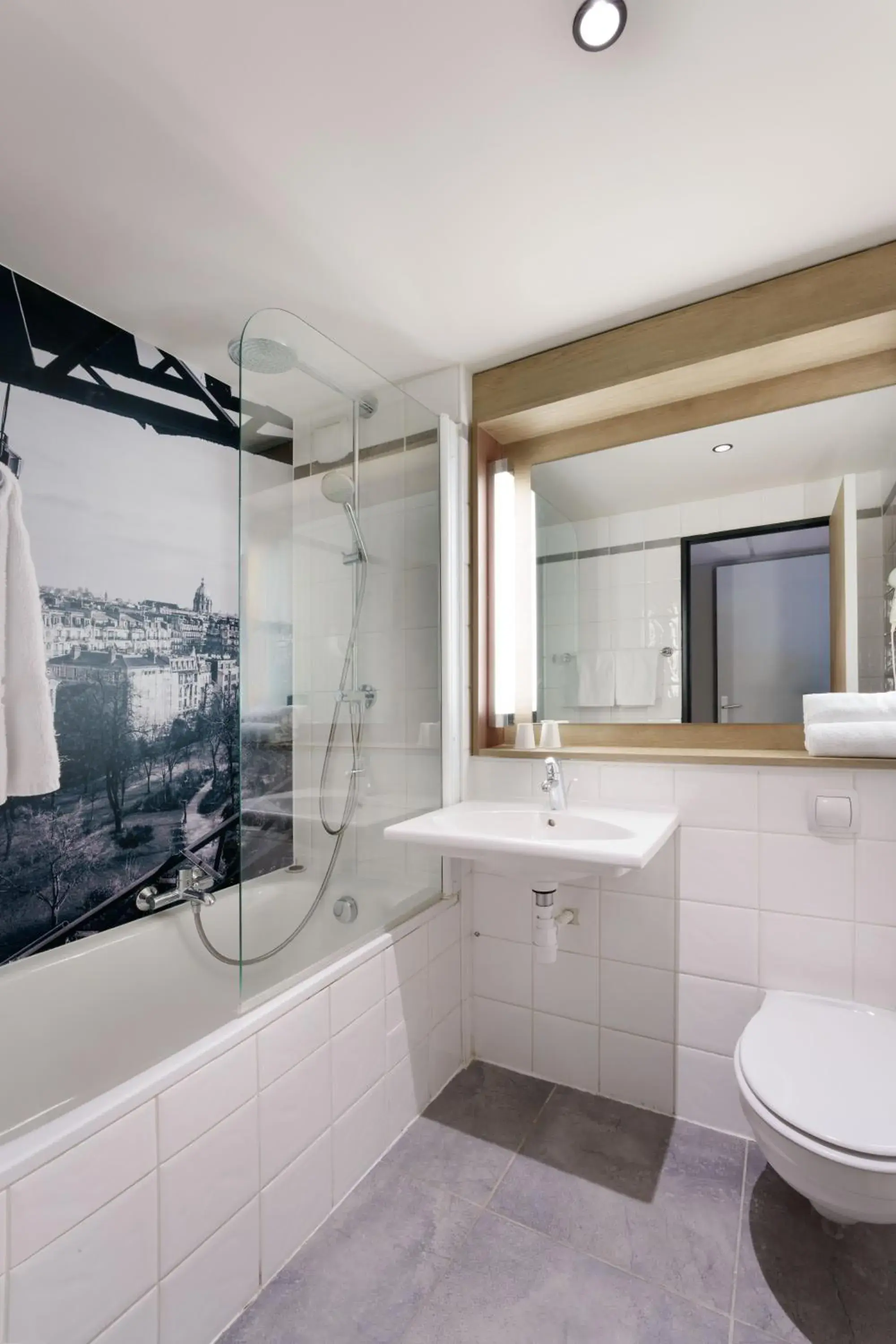 Standard Room - 1 Queen Bed in Campanile Paris Ouest - Nanterre - La Défense Standard Room - 1 Queen Bed in Campanile Paris Ouest - Nanterre - La Défense