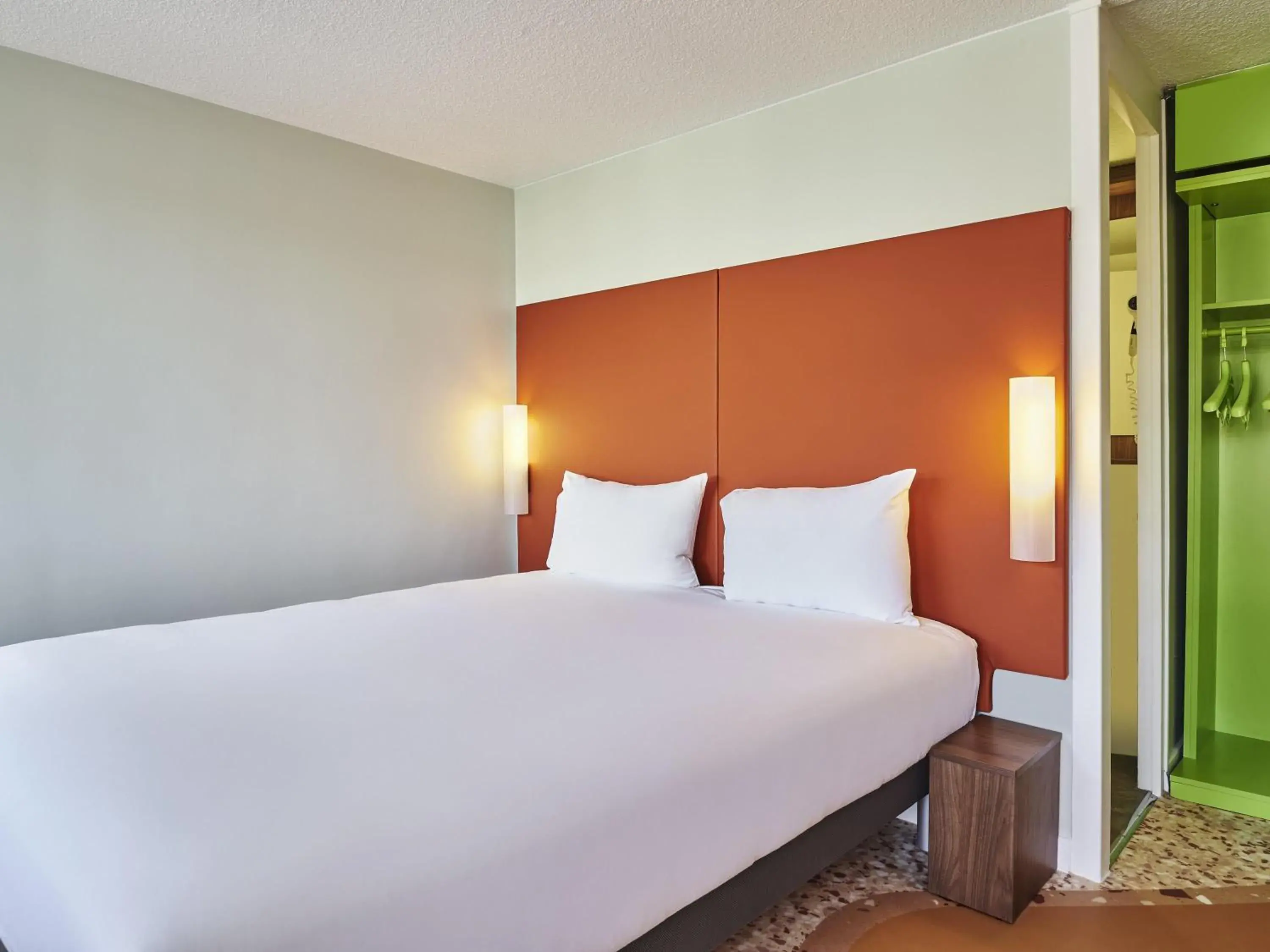 Pop Room with a double bed in Greet Hotel Versailles - Voisins Le Bretonneux Pop Room with a double bed in Greet Hotel Versailles - Voisins Le Bretonneux