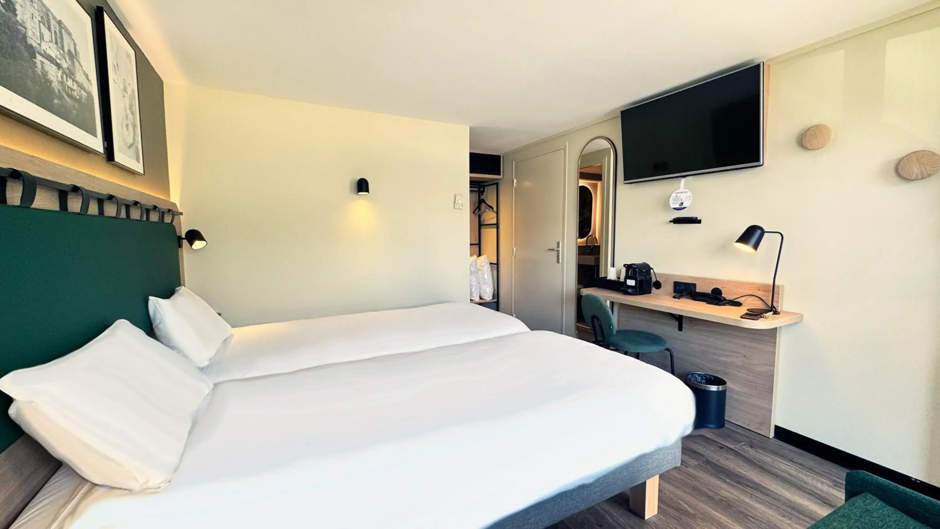 Standard Room - 2 Single Beds in Campanile Bollène A7 Standard Room - 2 Single Beds in Campanile Bollène A7