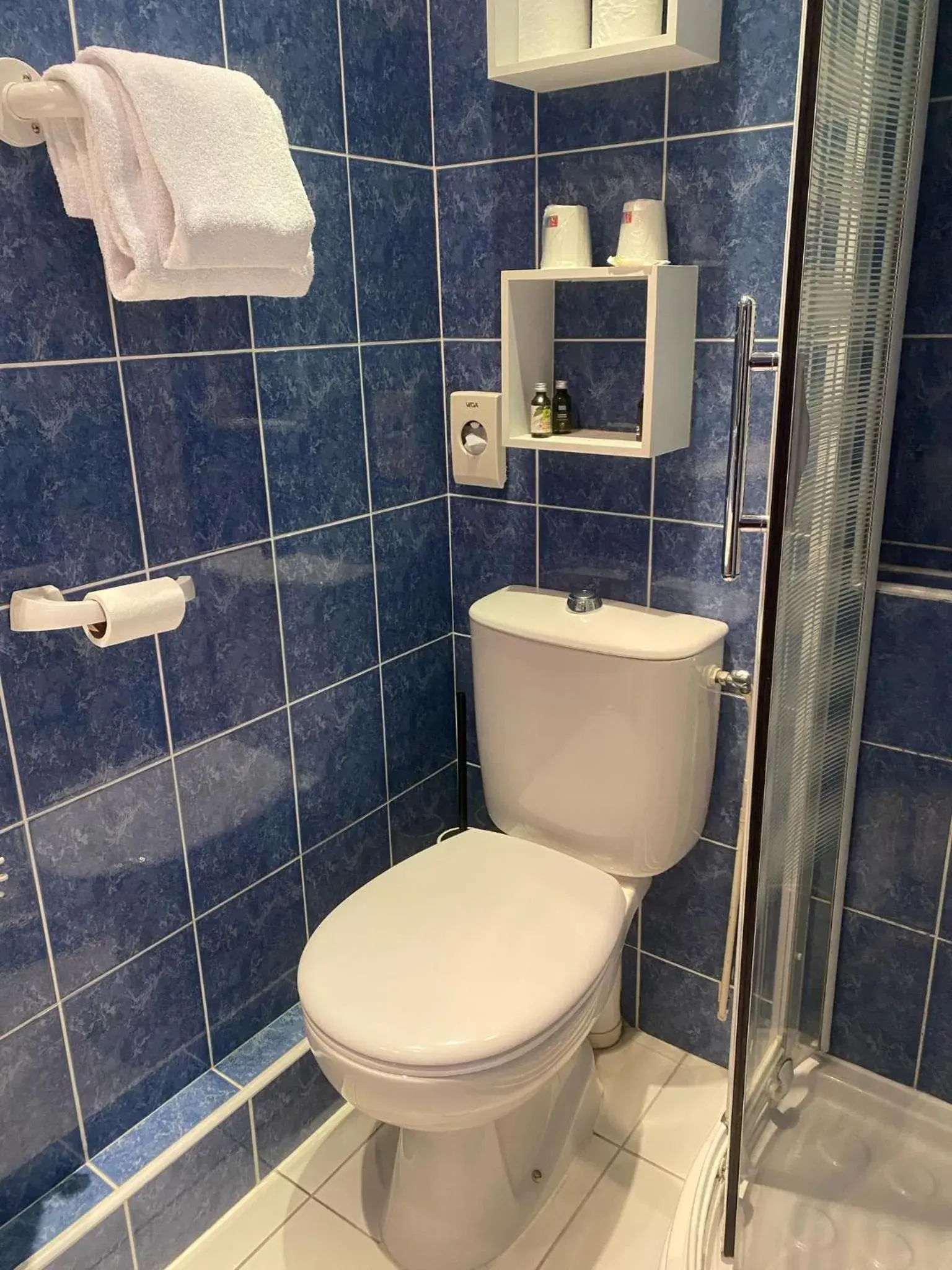 Double Room with Private Bathroom in Logis Hôtel Restaurant LE MONARQUE Double Room with Private Bathroom in Logis Hôtel Restaurant LE MONARQUE