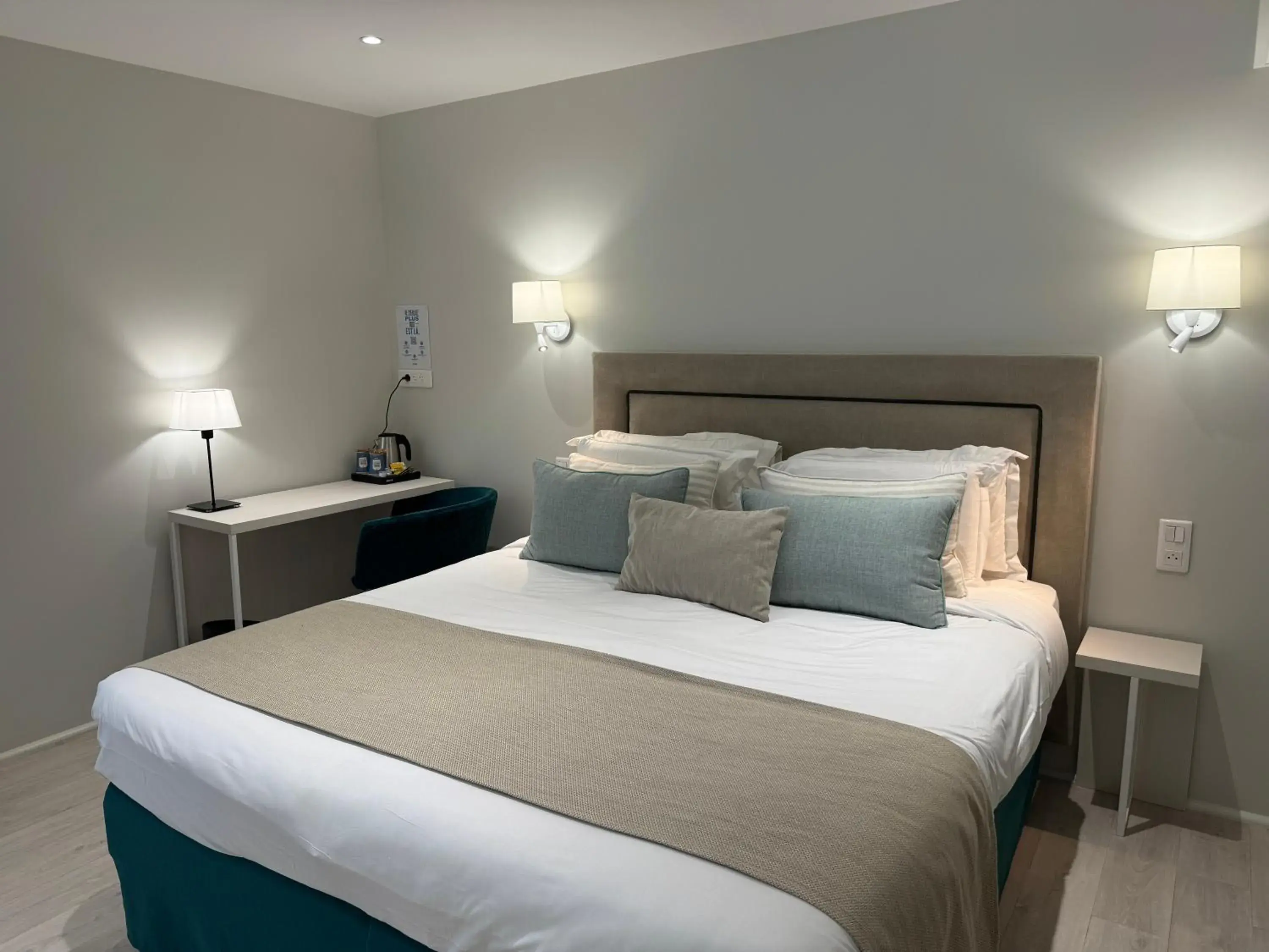 Comfort Twin Room in Kyriad Saumur Hyper Centre Hôtel, Appartements, Séminaires et SPA soins Sothys Paris Comfort Twin Room in Kyriad Saumur Hyper Centre Hôtel, Appartements, Séminaires et SPA soins Sothys Paris