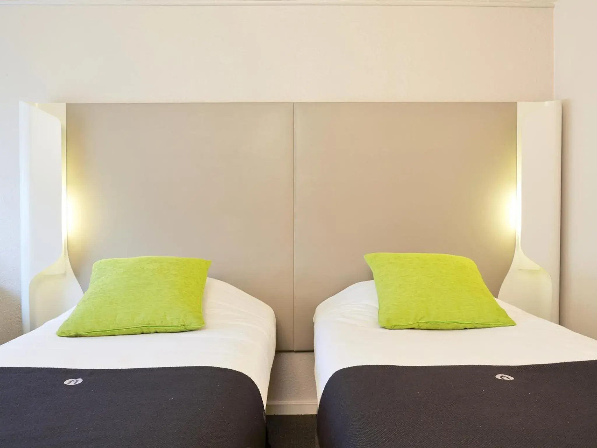 New Generation Twin Room with 2 Single Beds and 1 Junior Bed in Campanile L'Isle d'Abeau - Bourgoin Jallieu New Generation Twin Room with 2 Single Beds and 1 Junior Bed in Campanile L'Isle d'Abeau - Bourgoin Jallieu