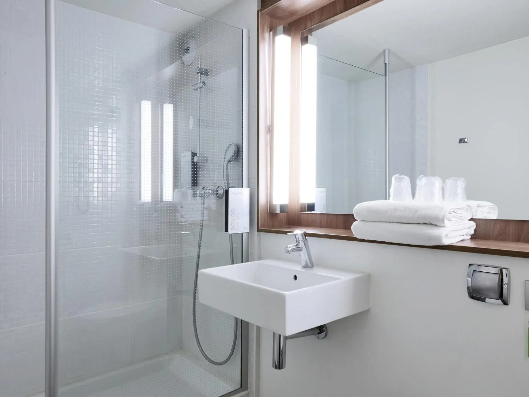 New Generation Double Room with 1 Double Bed and 1 Junior Bed in Campanile L'Isle d'Abeau - Bourgoin Jallieu New Generation Double Room with 1 Double Bed and 1 Junior Bed in Campanile L'Isle d'Abeau - Bourgoin Jallieu