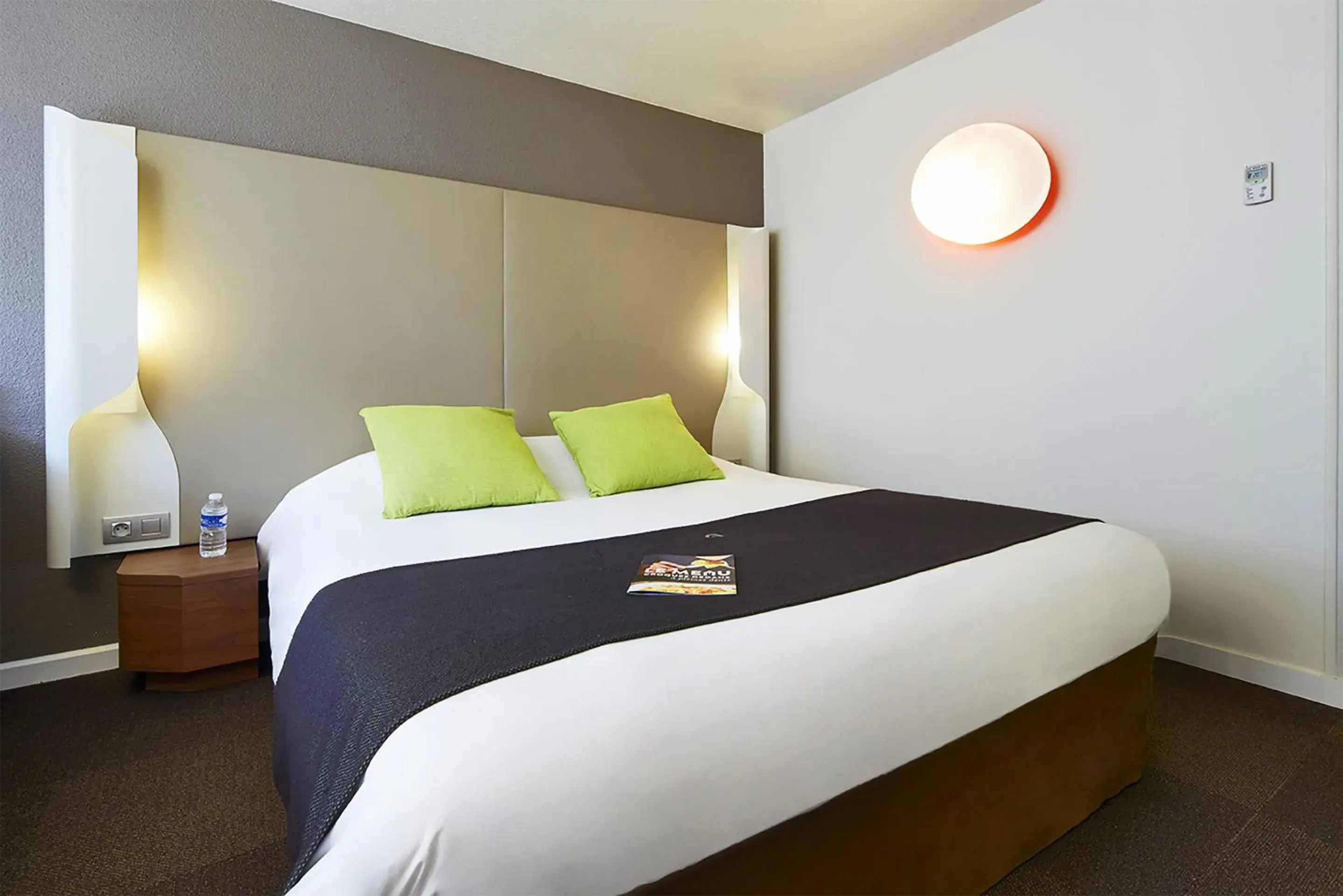New Generation Double Room with 1 Double Bed and 1 Junior Bed in Campanile L'Isle d'Abeau - Bourgoin Jallieu New Generation Double Room with 1 Double Bed and 1 Junior Bed in Campanile L'Isle d'Abeau - Bourgoin Jallieu