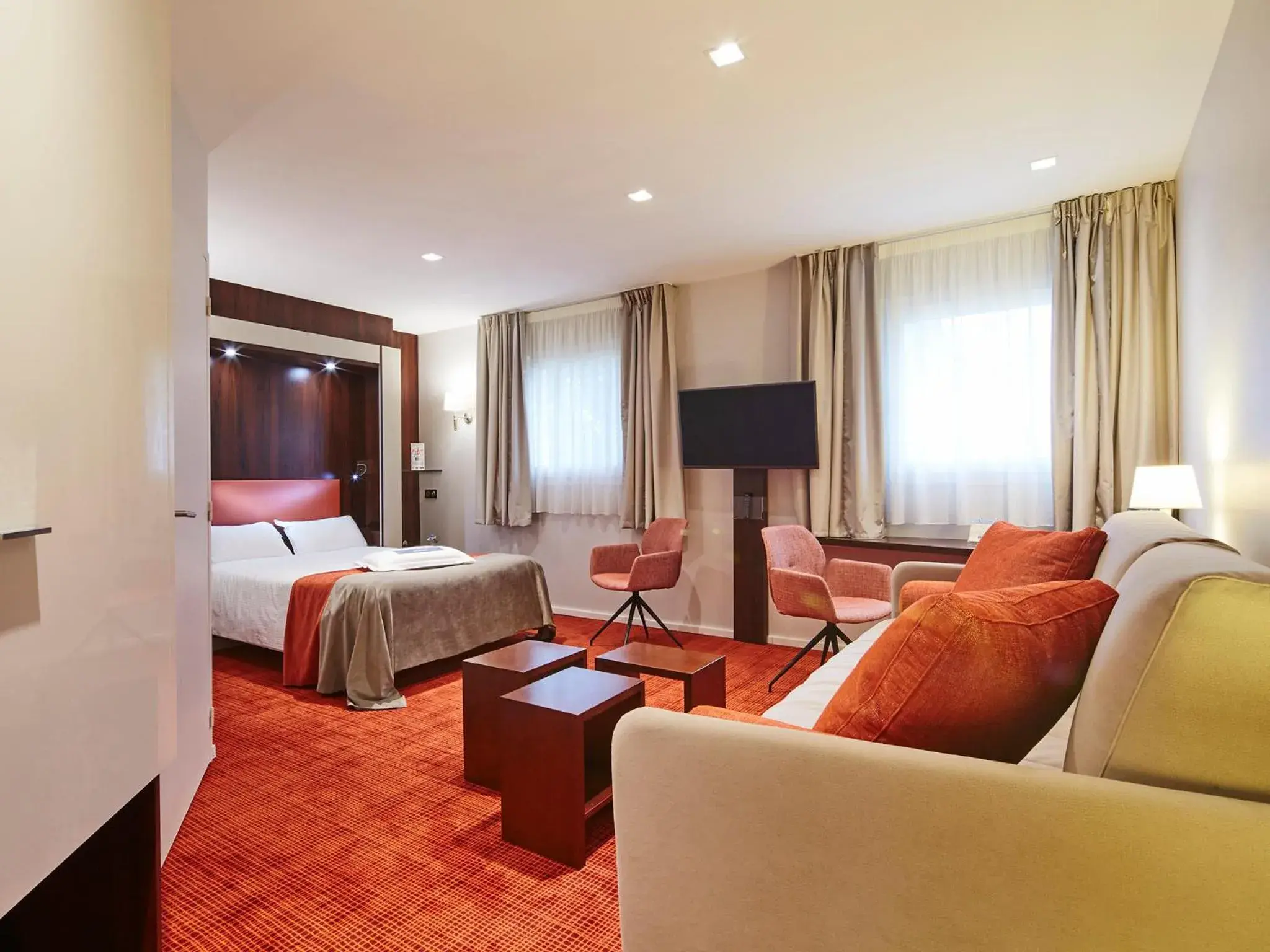 Quadruple Room - One Double Bed and 2 Single Beds in Kyriad Nantes Sud - Bouaye Aéroport Quadruple Room - One Double Bed and 2 Single Beds in Kyriad Nantes Sud - Bouaye Aéroport