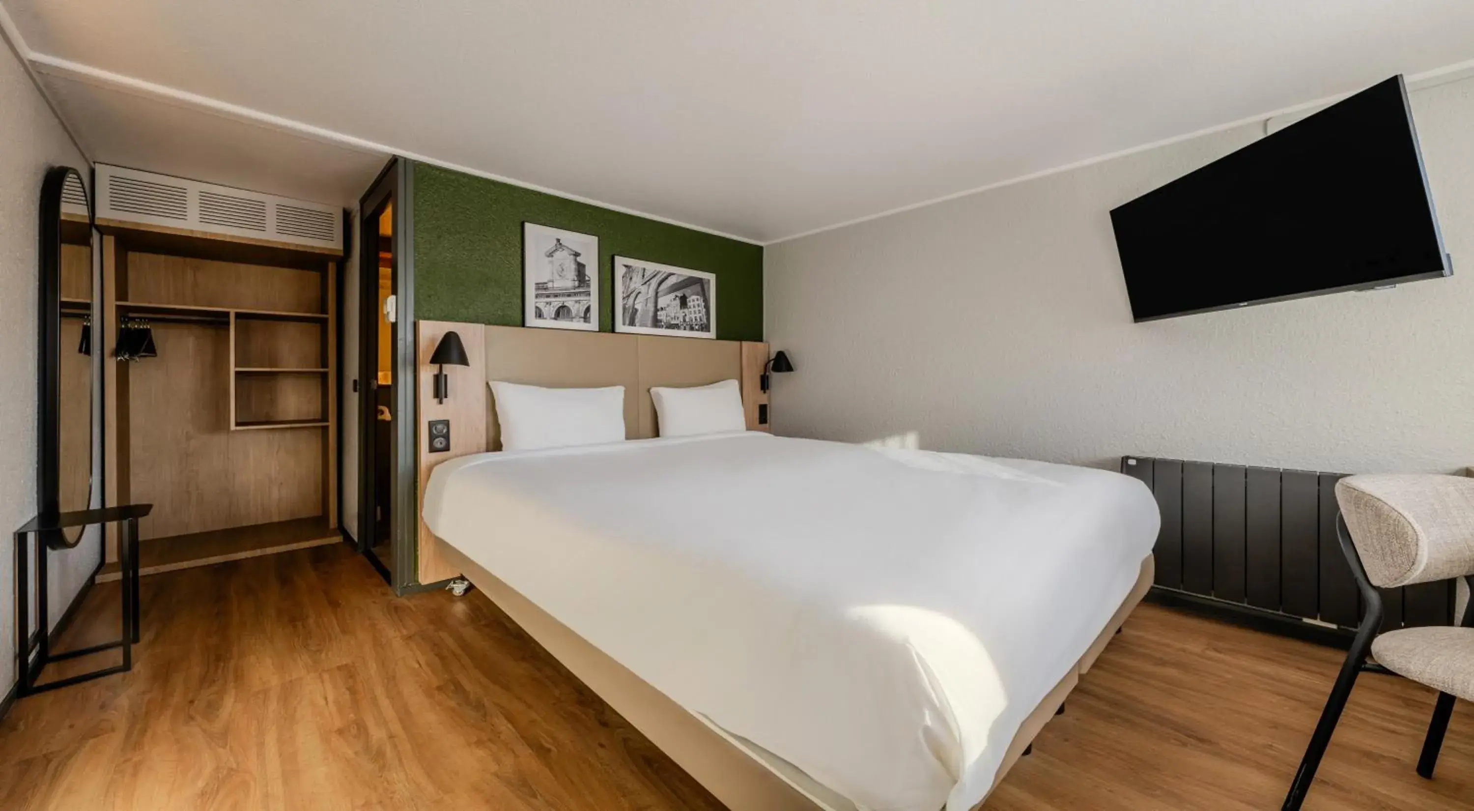 Standard Room - 1 Queen Bed in Campanile NATURE - Sannois Ermont Standard Room - 1 Queen Bed in Campanile NATURE - Sannois Ermont