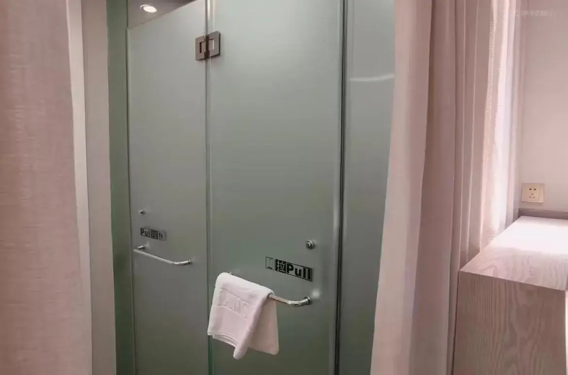 Deluxe Twin Room in Hansen Hotel Deluxe Twin Room in Hansen Hotel