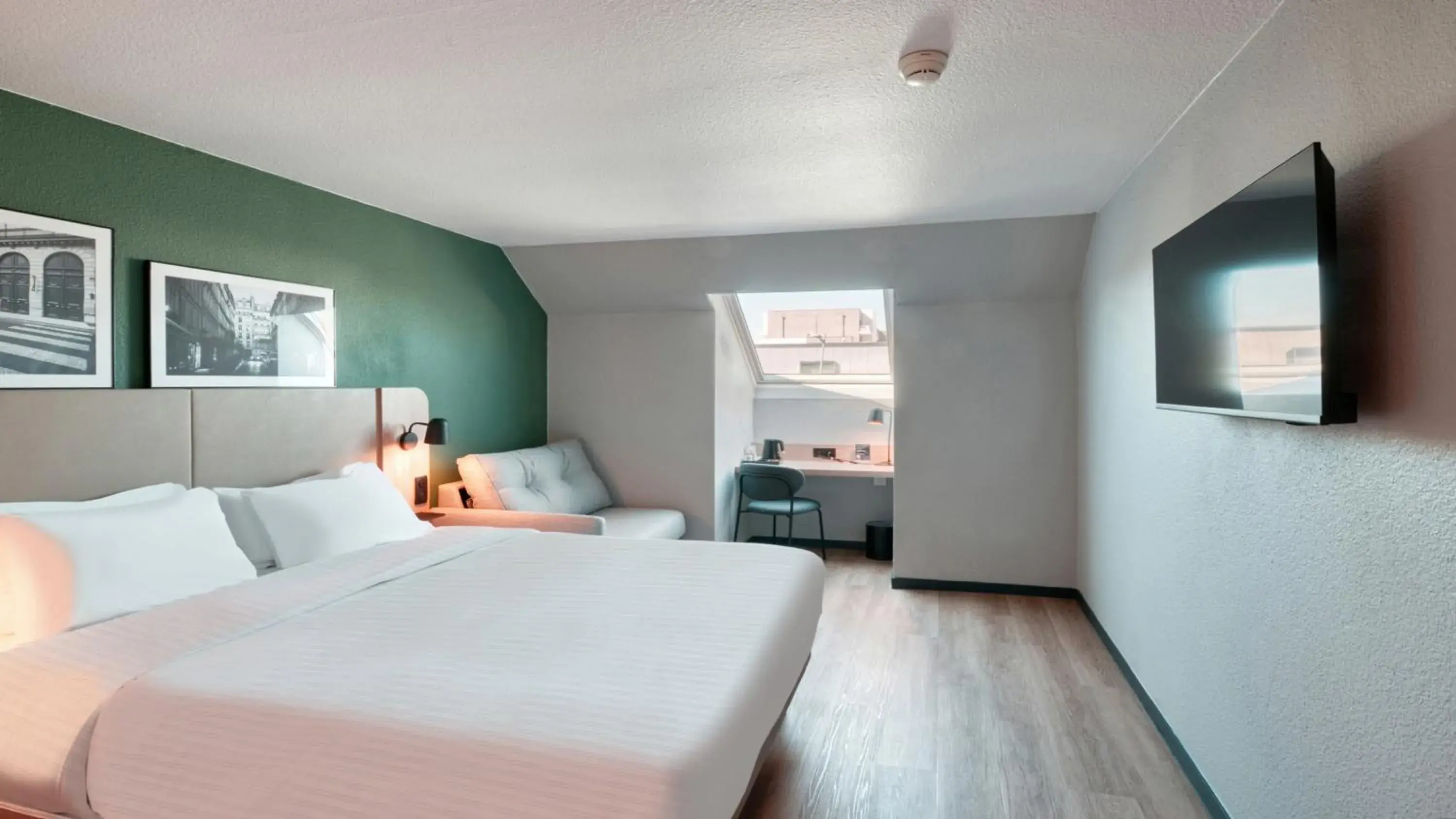 Standard Room - 1 Queen Bed 1 Sofa Bed in Campanile NATURE - Dreux Standard Room - 1 Queen Bed 1 Sofa Bed in Campanile NATURE - Dreux