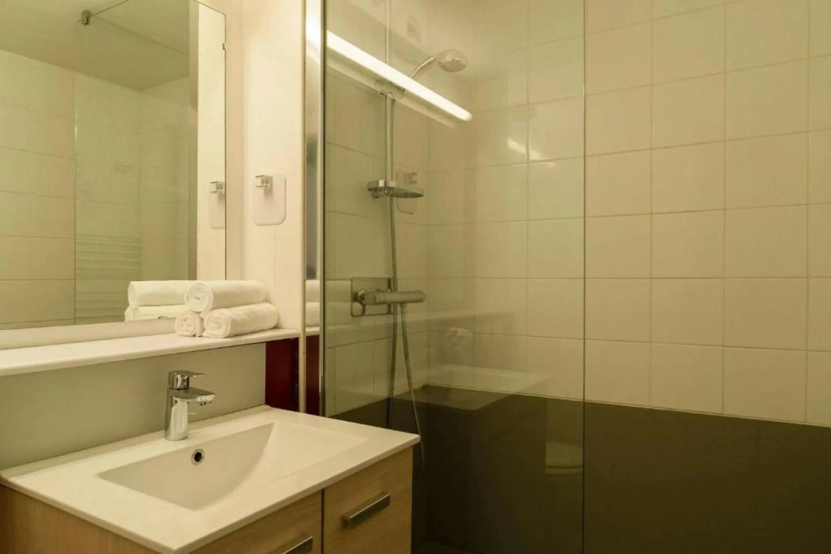 Triple Room in BRIT HOTEL Confort MORLAIX Triple Room in BRIT HOTEL Confort MORLAIX