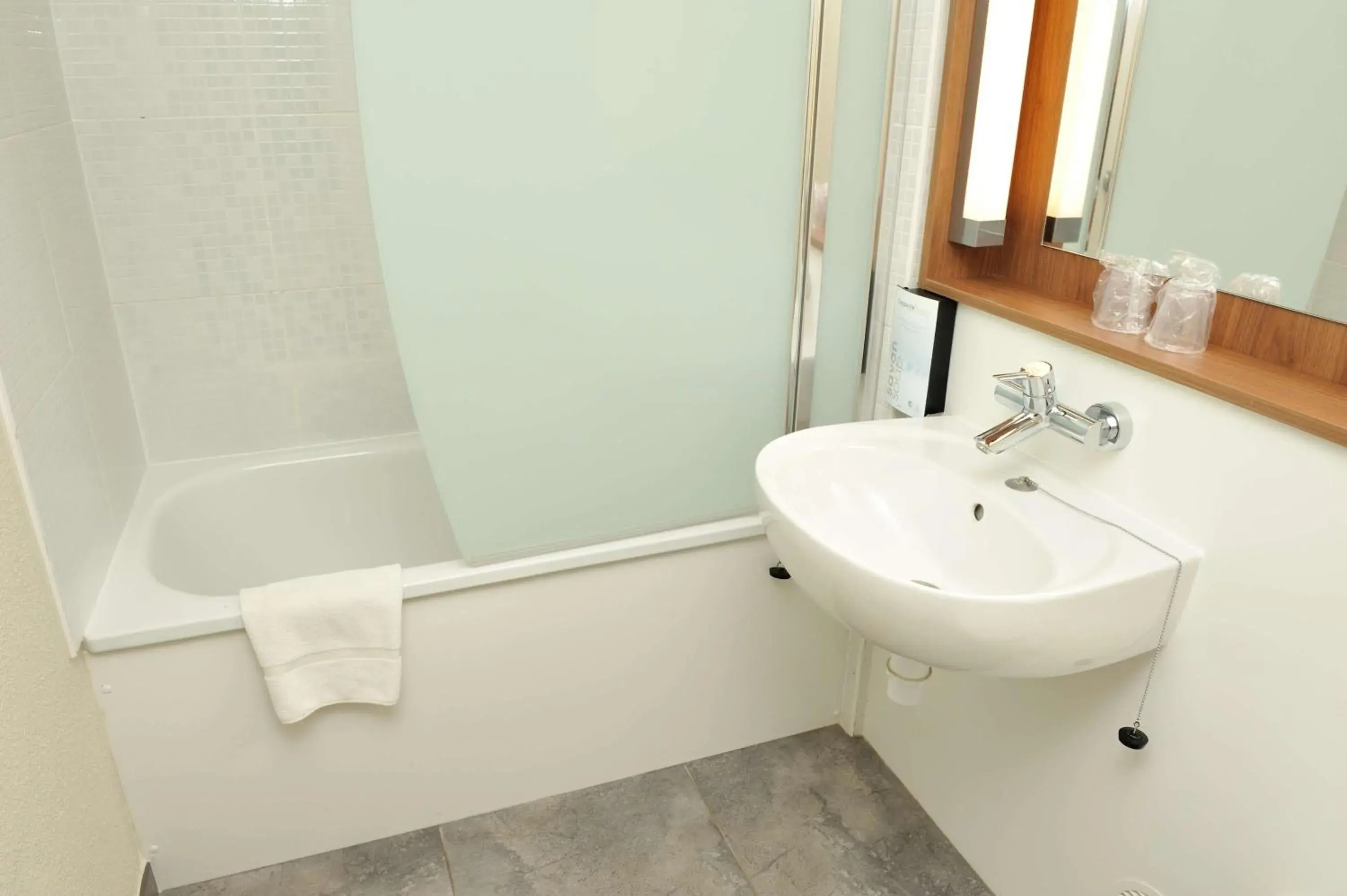 Twin Room in Campanile Bordeaux Sud Hopital Haut Leveque - Pessac Twin Room in Campanile Bordeaux Sud Hopital Haut Leveque - Pessac