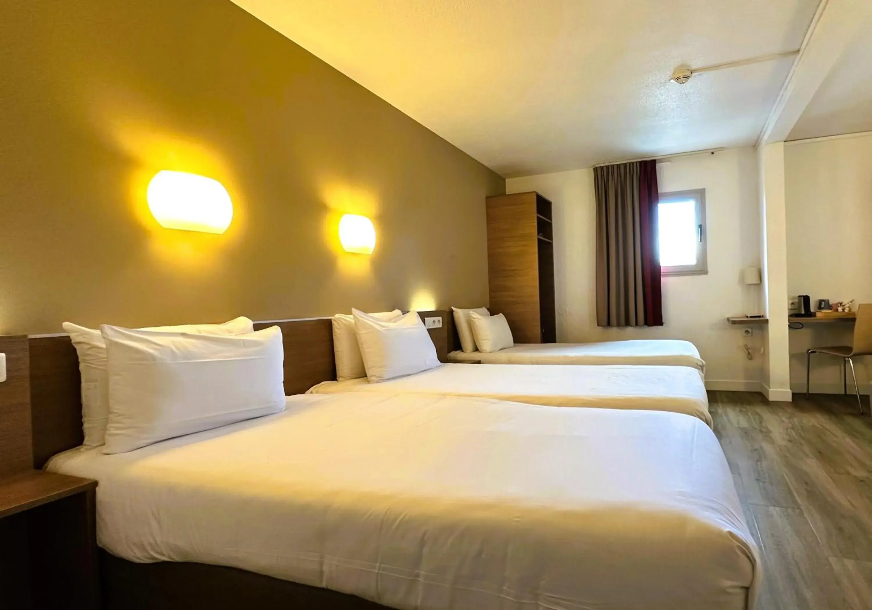 Triple Room in Kyriad Le Bourget Centre- Parc Des Expositions Triple Room in Kyriad Le Bourget Centre- Parc Des Expositions