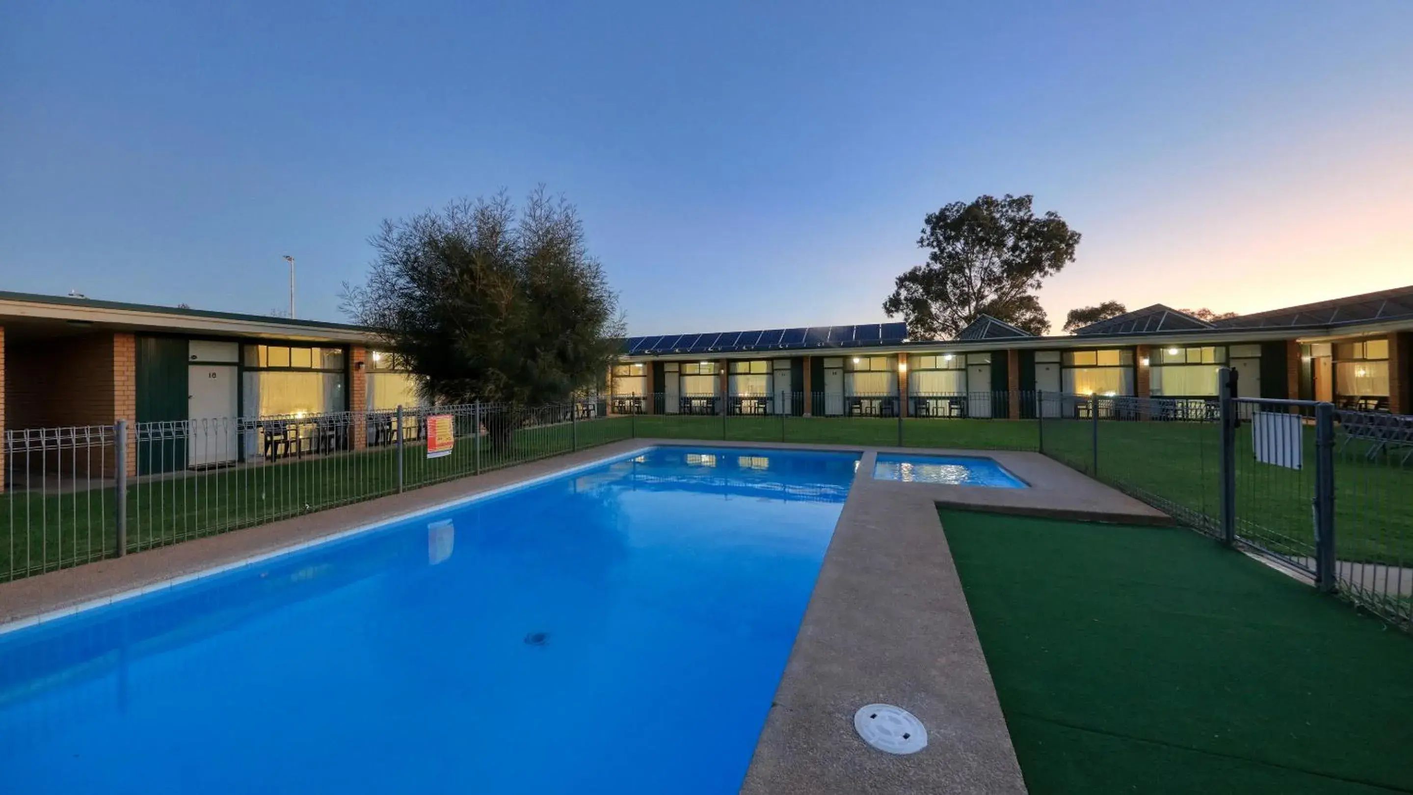Double or Twin Room with Pool View in Junee Motor Inn Double or Twin Room with Pool View in Junee Motor Inn