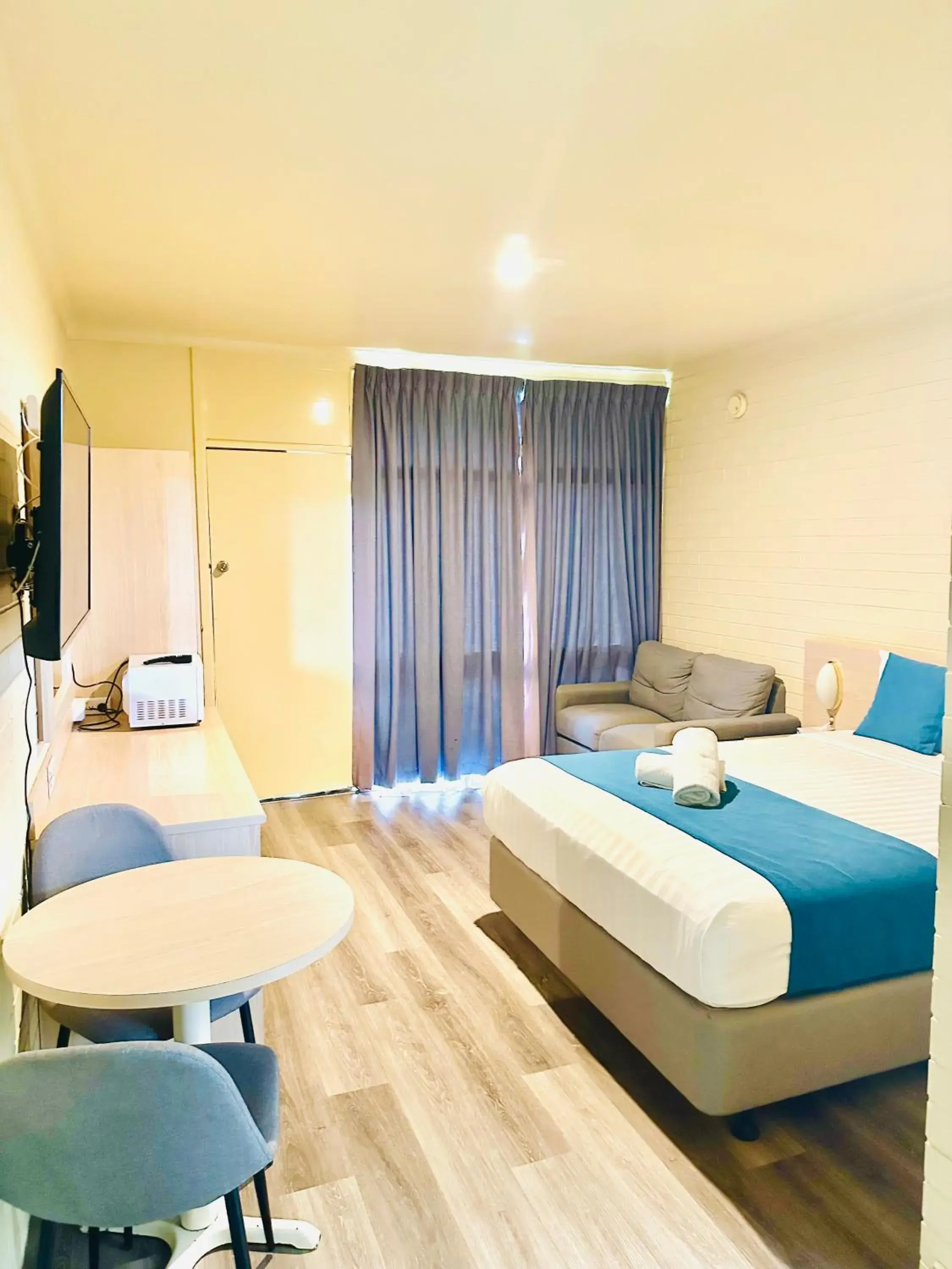 Deluxe Queen Room in Junee Motor Inn Deluxe Queen Room in Junee Motor Inn