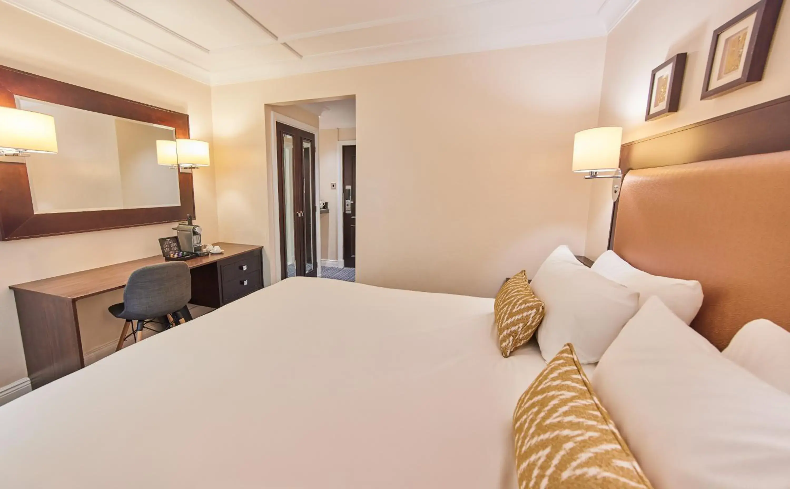 Deluxe King Room in Thistle London Heathrow Terminal 5 Deluxe King Room in Thistle London Heathrow Terminal 5