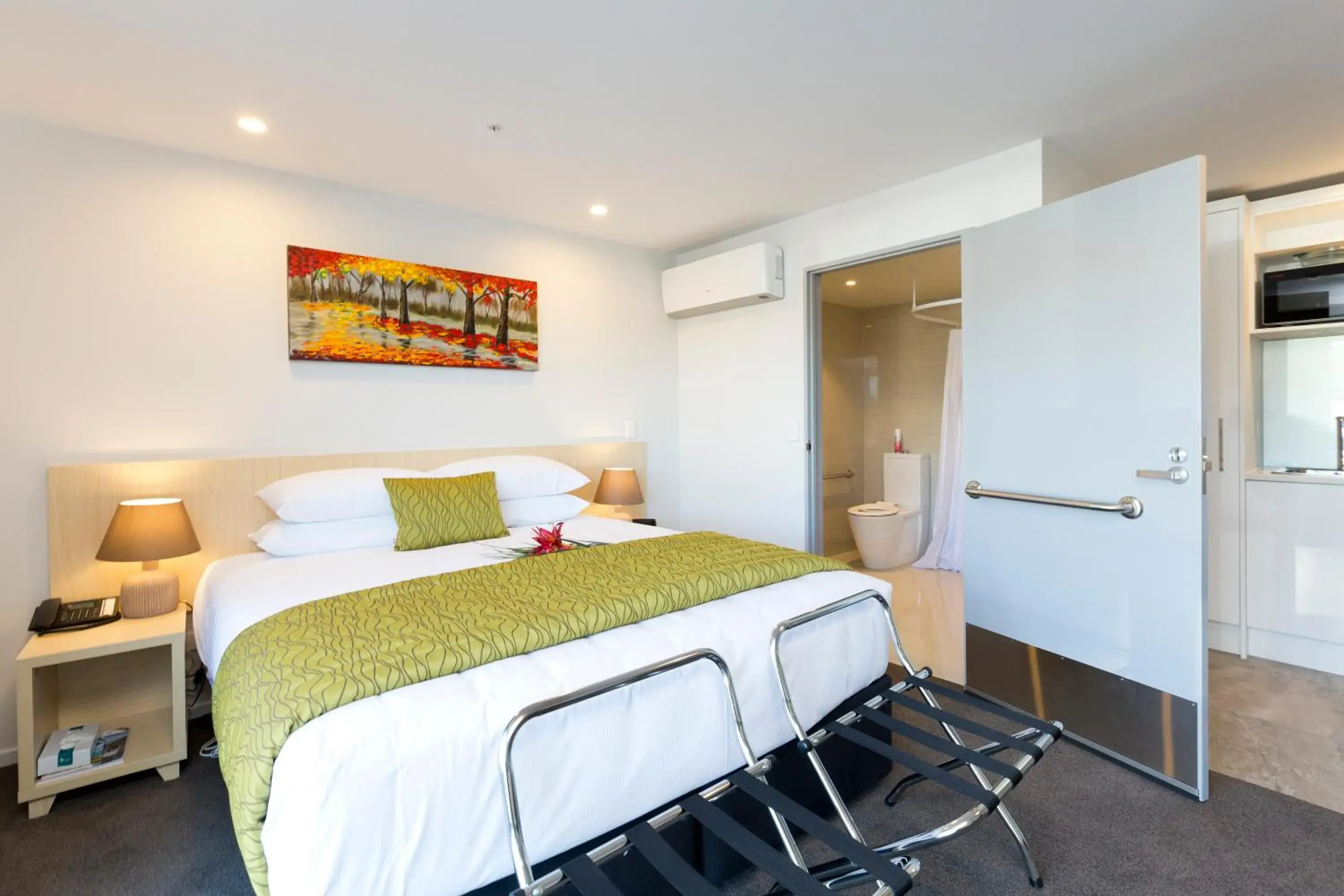 Studio Queen in 2 on Whiteleigh and 239 on Lincoln Motel Studio Queen in 2 on Whiteleigh and 239 on Lincoln Motel