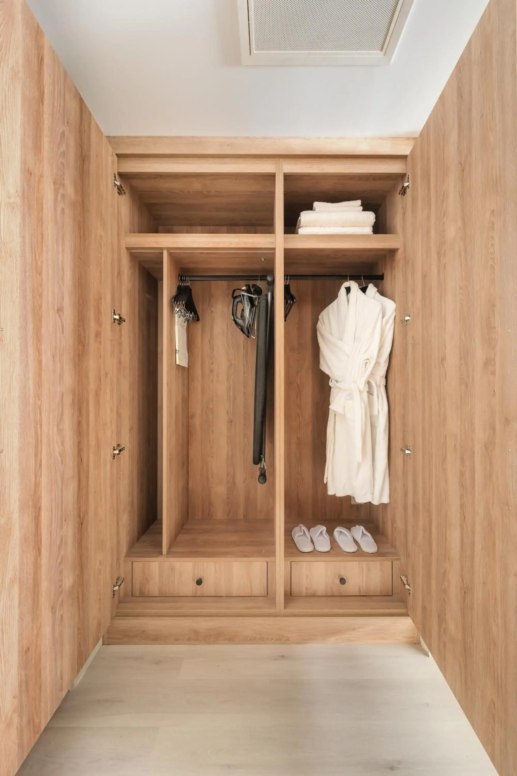 Standard King Room with Courtyard - Accessible in Crowne Plaza Gerrards Cross by IHG Standard King Room with Courtyard - Accessible in Crowne Plaza Gerrards Cross by IHG