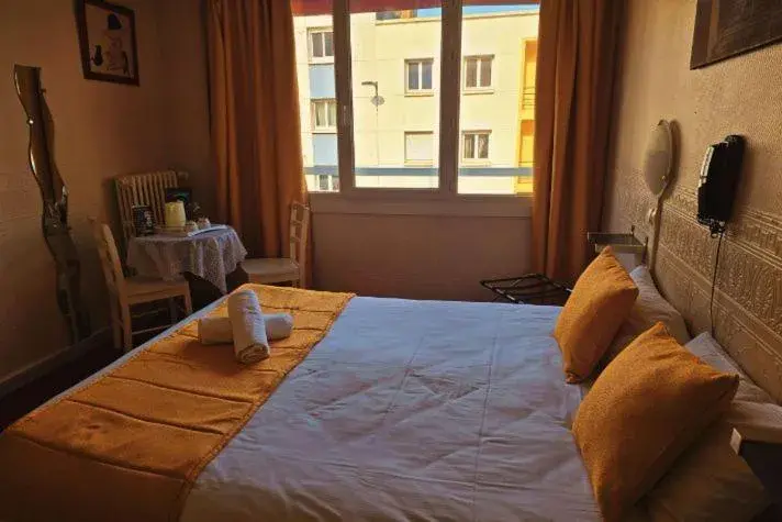Double Room in Hôtel Alexandra Centre Ville Double Room in Hôtel Alexandra Centre Ville