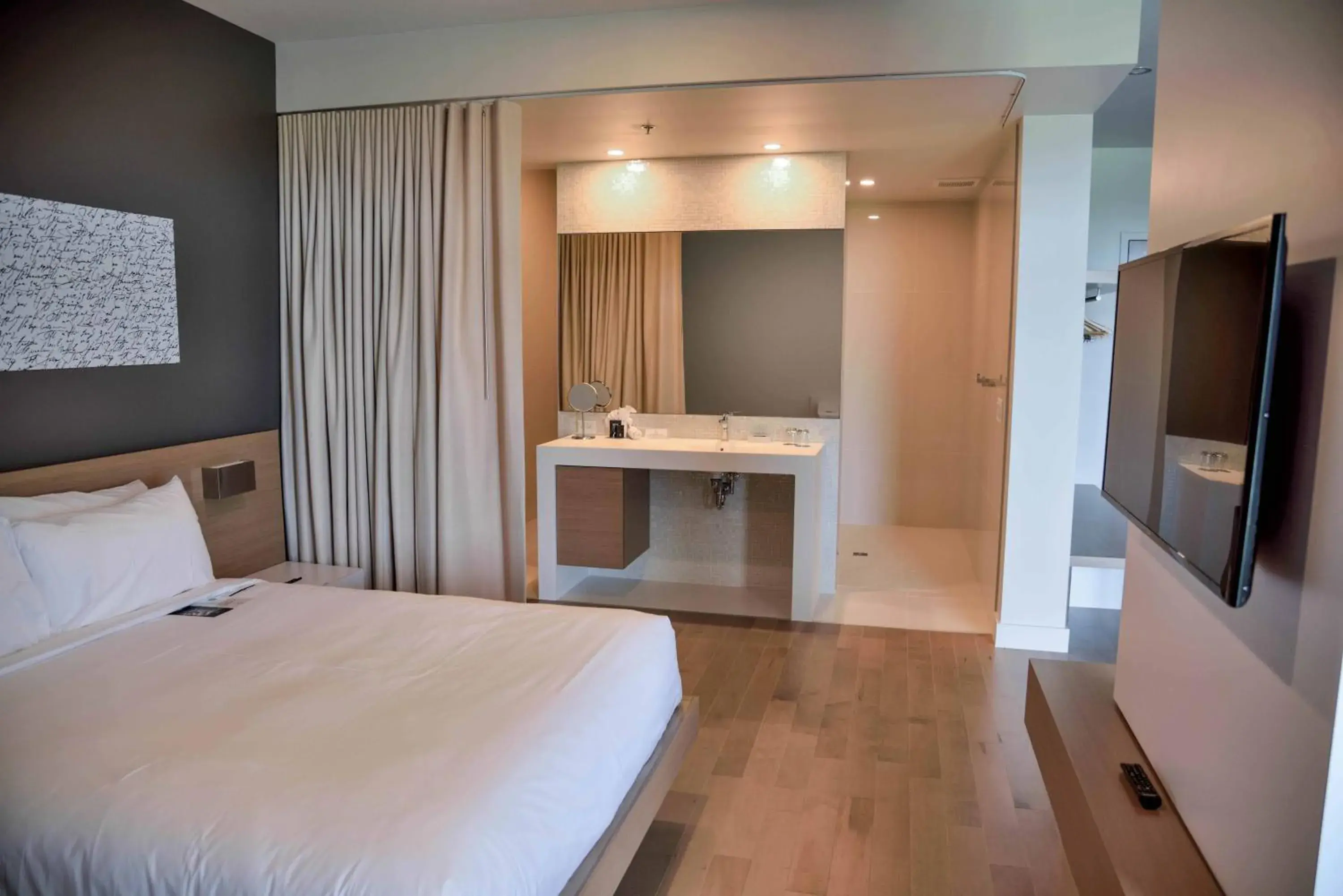 Queen Studio - Disability Access in La Cache du Lac Champlain Queen Studio - Disability Access in La Cache du Lac Champlain