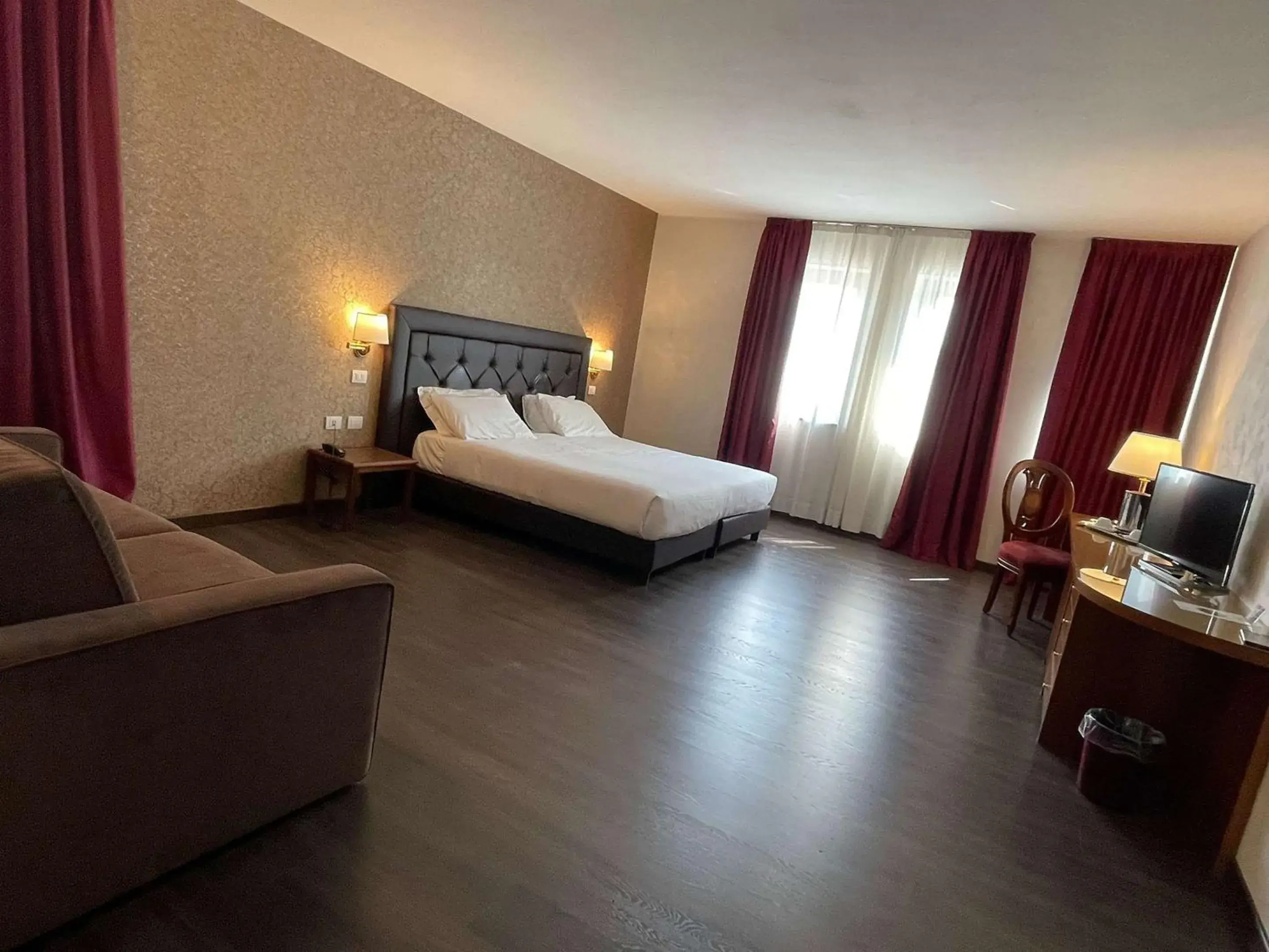 Family King Room with Sofa Bed in Best Western Park Hotel Continental Family King Room with Sofa Bed in Best Western Park Hotel Continental