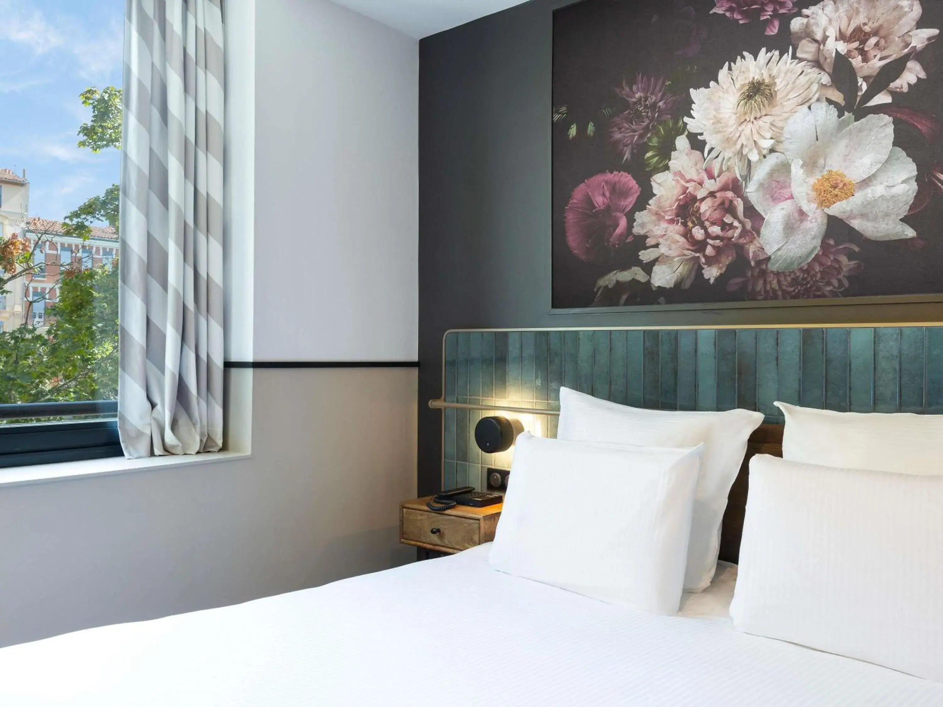 Superior Double Room with City View in Hotel Les Capitouls Toulouse Centre - Handwritten Collection Superior Double Room with City View in Hotel Les Capitouls Toulouse Centre - Handwritten Collection