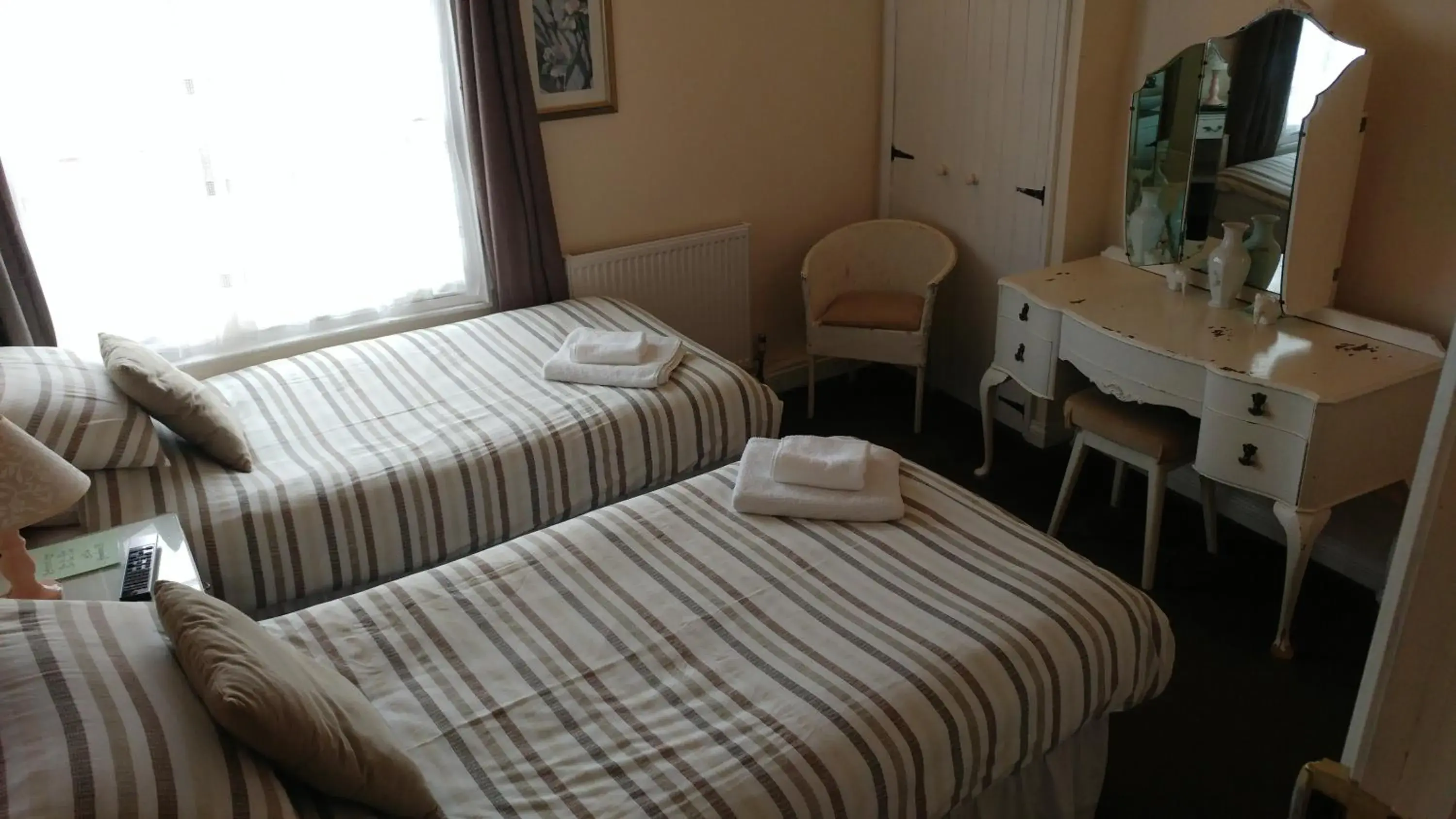 Standard Twin Room with Shared Bathroom - single occupancy in The Three Horseshoes Standard Twin Room with Shared Bathroom - single occupancy in The Three Horseshoes
