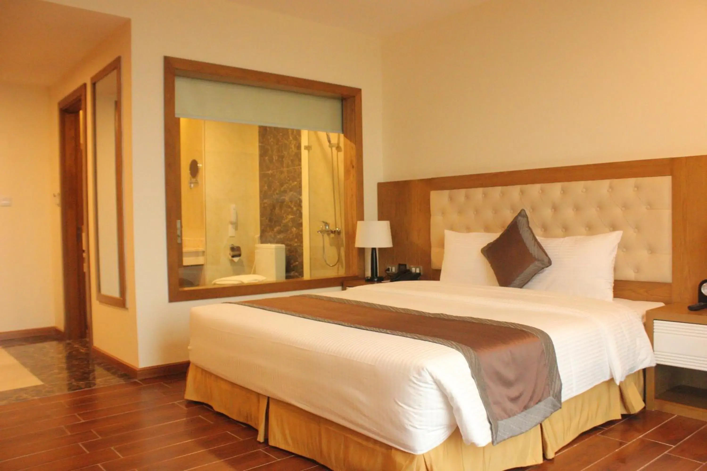 Deluxe King Room in Muong Thanh Cua Dong Hotel Deluxe King Room in Muong Thanh Cua Dong Hotel