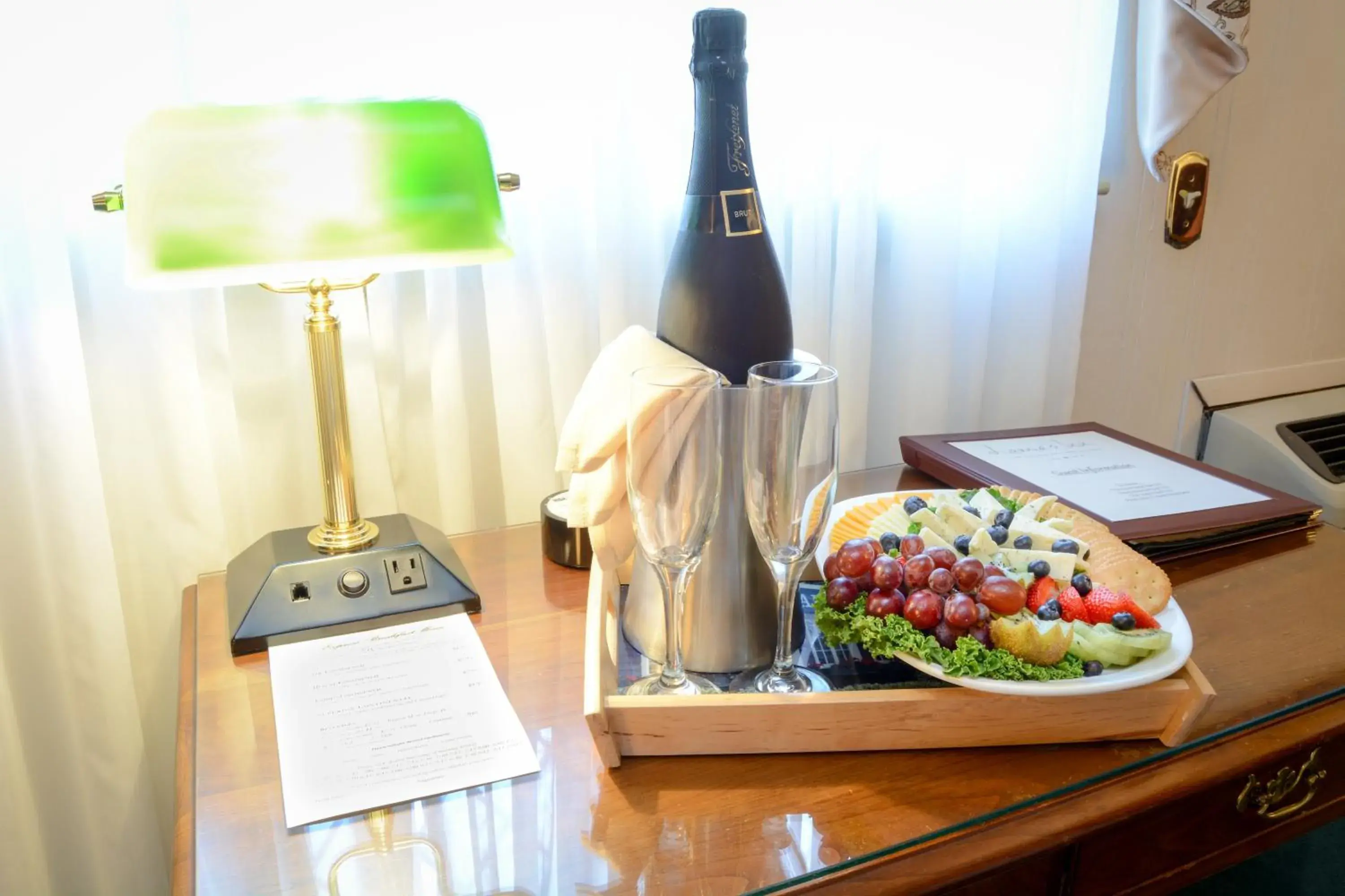 Queen Room - Above Lounge - Second Floor in Lamies Inn & The Old Salt Tavern Queen Room - Above Lounge - Second Floor in Lamies Inn & The Old Salt Tavern