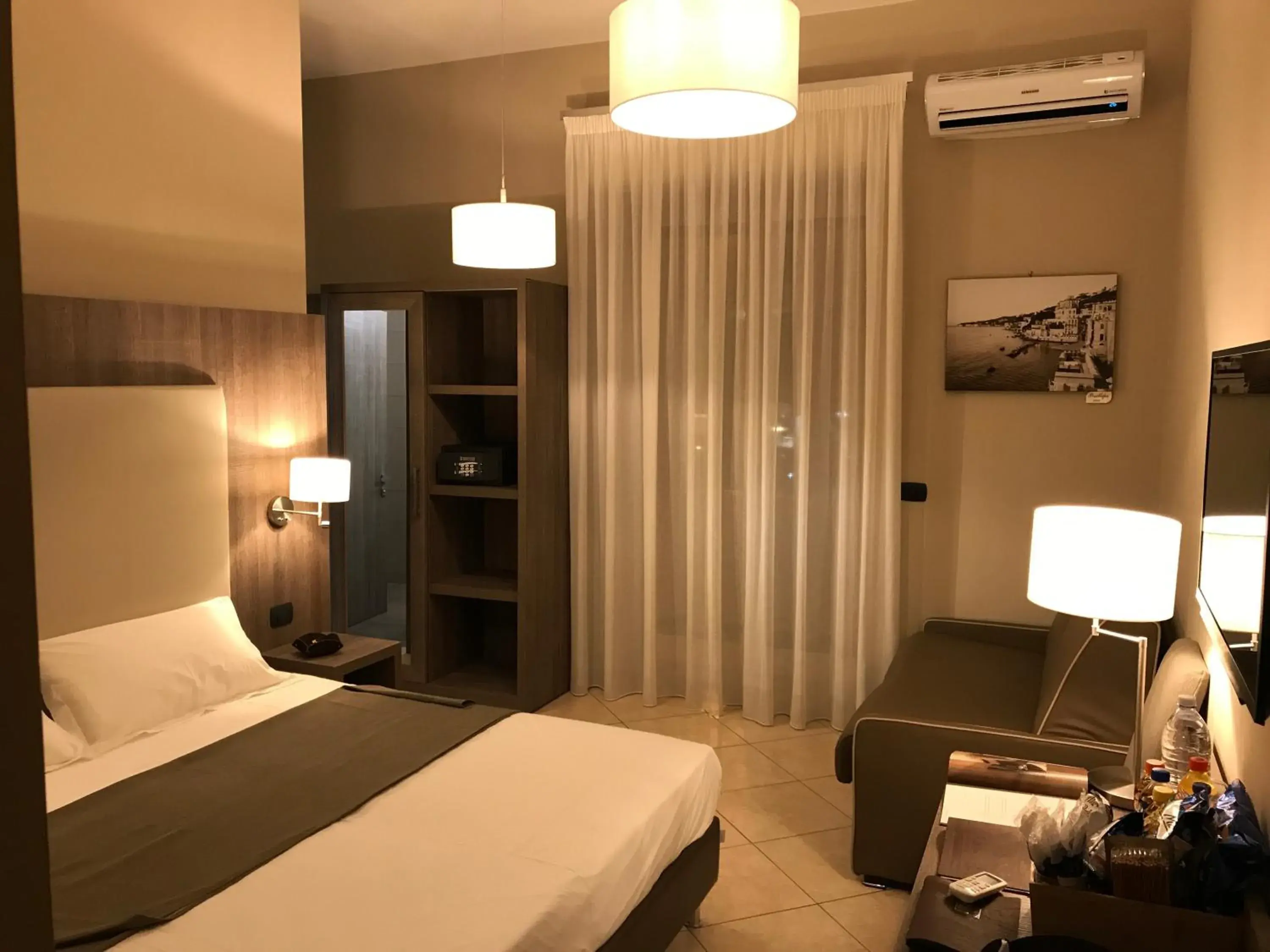 Large Double or Twin Room - single occupancy in Napoli Com'era Large Double or Twin Room - single occupancy in Napoli Com'era