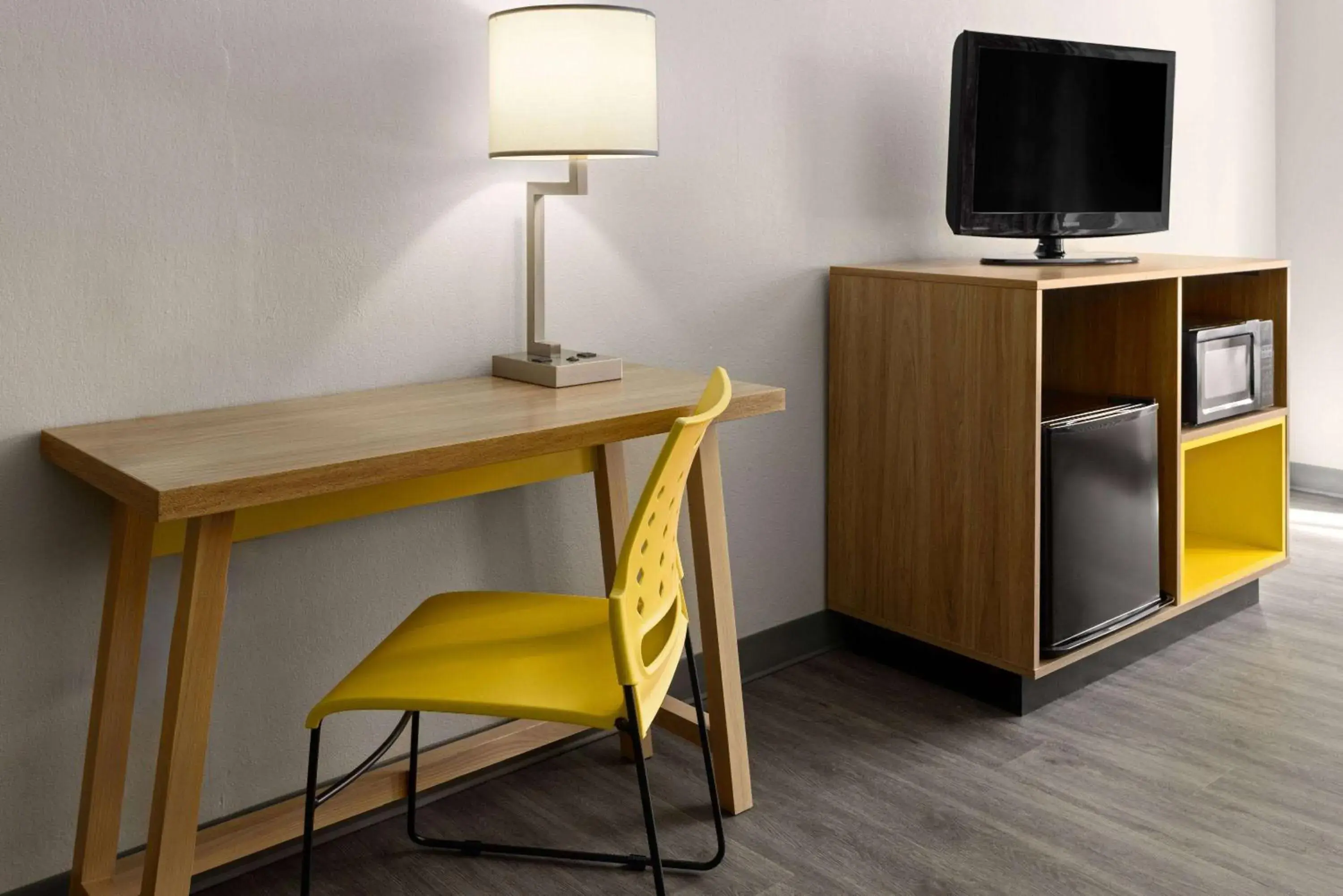 1 King Bed, Mobility Accessible Suite, Bathtub w/ Grab Bars, Non-Smoking in Days Inn & Suites by Wyndham Albany 1 King Bed, Mobility Accessible Suite, Bathtub w/ Grab Bars, Non-Smoking in Days Inn & Suites by Wyndham Albany