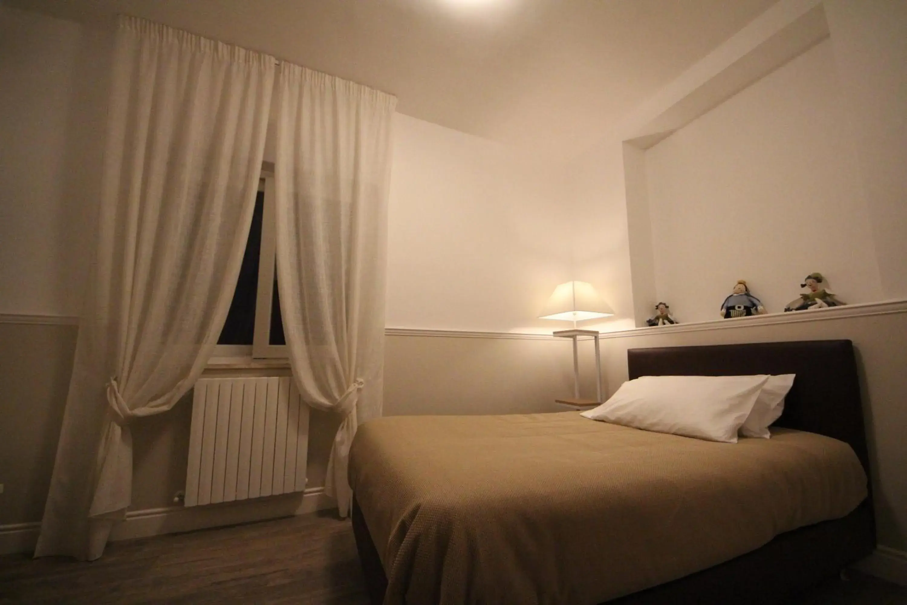 Double Room with French Bed and Private External Bathroom - single occupancy in Principe Double Room with French Bed and Private External Bathroom - single occupancy in Principe