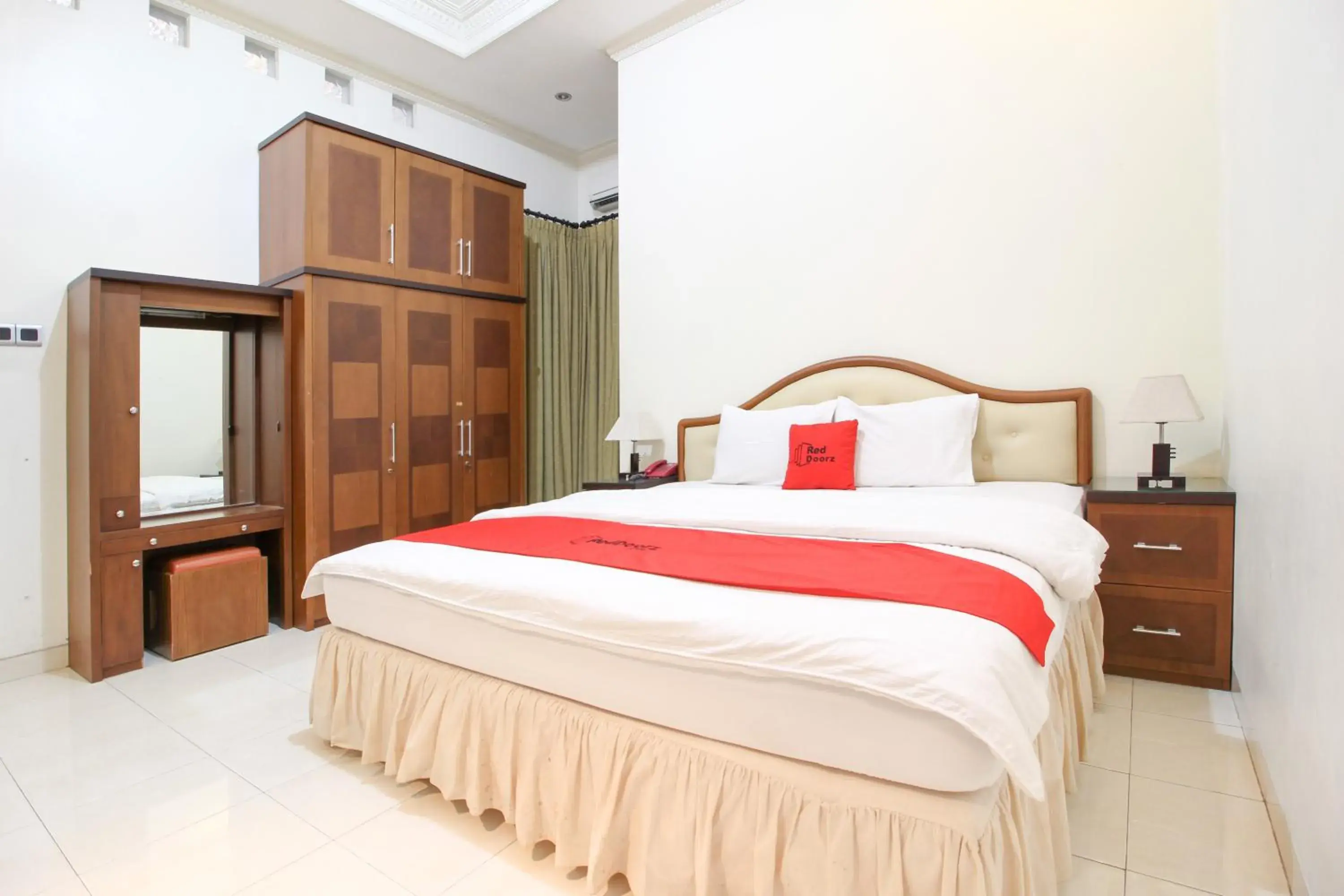 Deluxe Room in RedDoorz plus @ Tegal Panggung Deluxe Room in RedDoorz plus @ Tegal Panggung