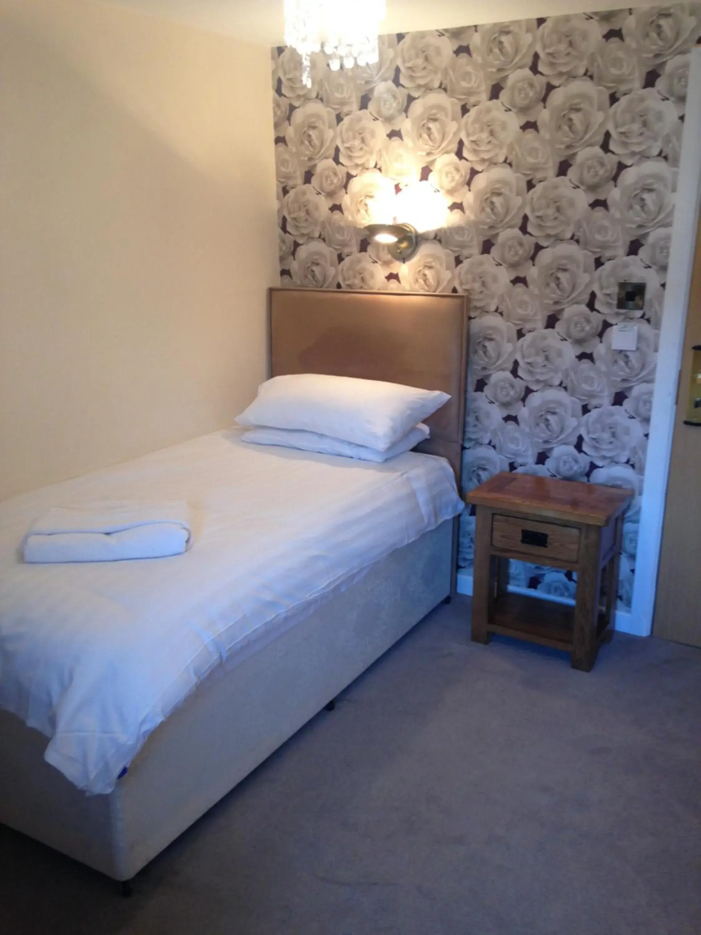 Single Room with Bathroom - single occupancy in The Elephant & Castle Hotel Single Room with Bathroom - single occupancy in The Elephant & Castle Hotel