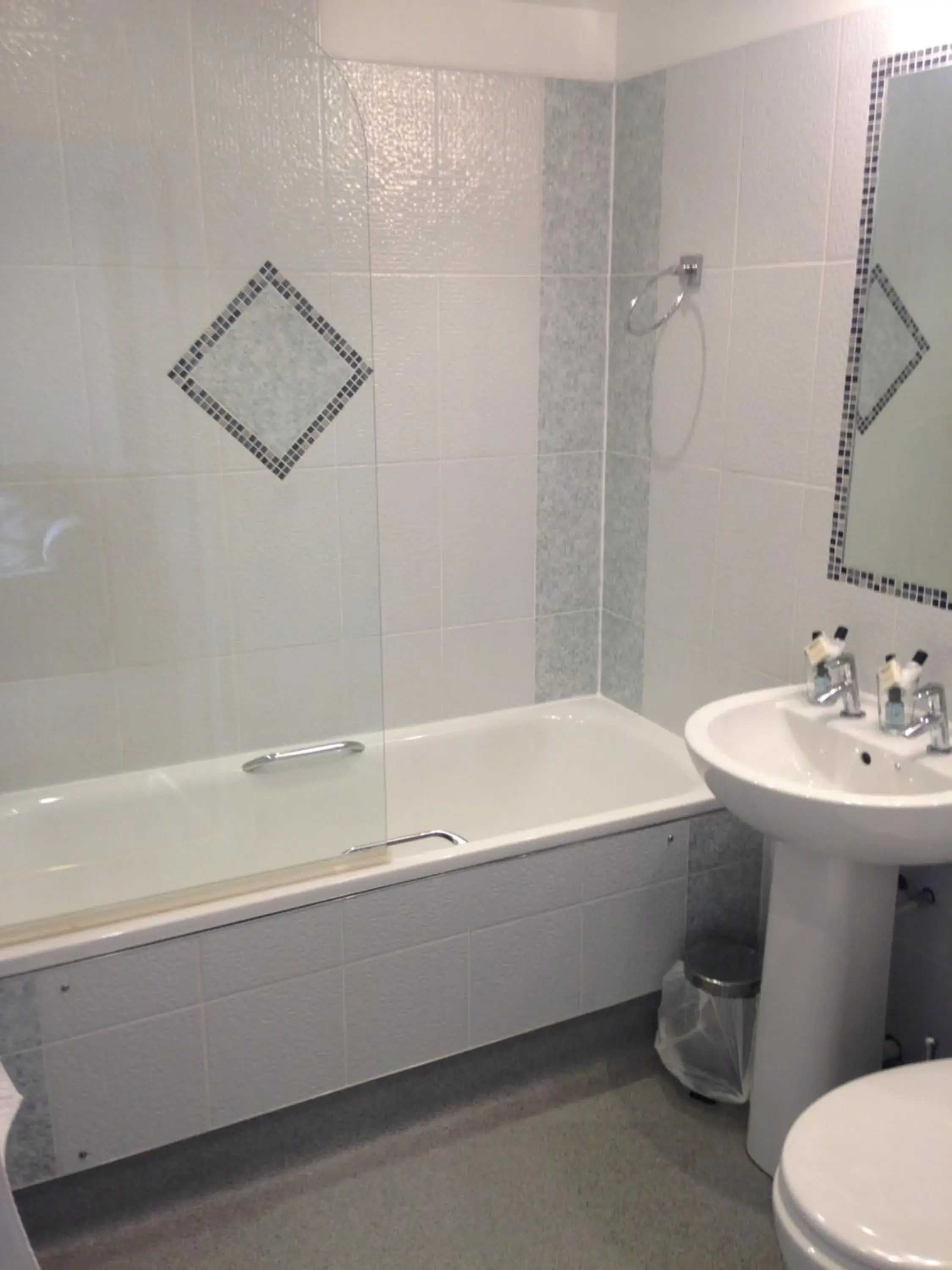 Comfort Quadruple Room in The Elephant & Castle Hotel Comfort Quadruple Room in The Elephant & Castle Hotel