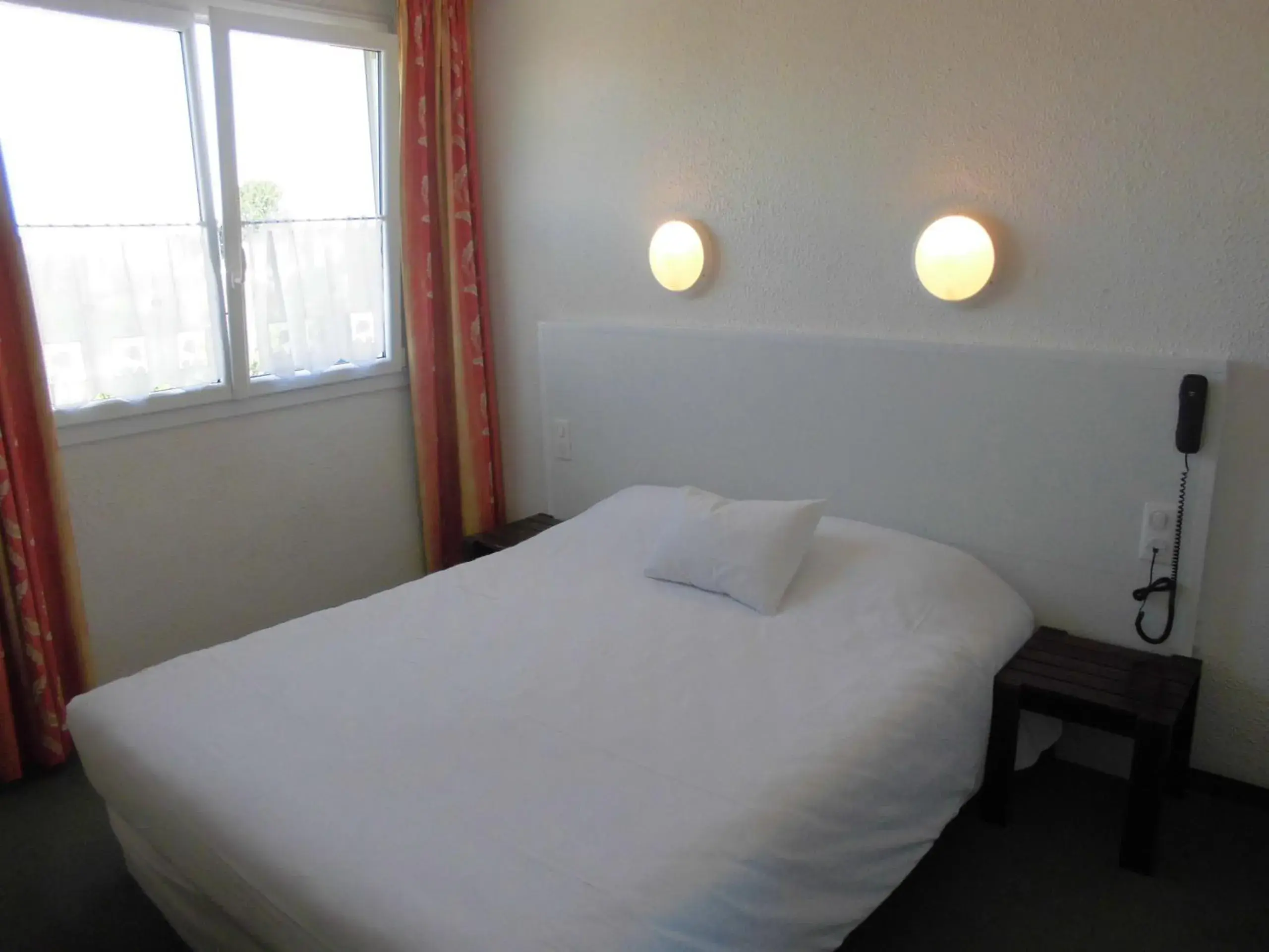 Standard Double Room in Cit'Hotel Le Challans Standard Double Room in Cit'Hotel Le Challans