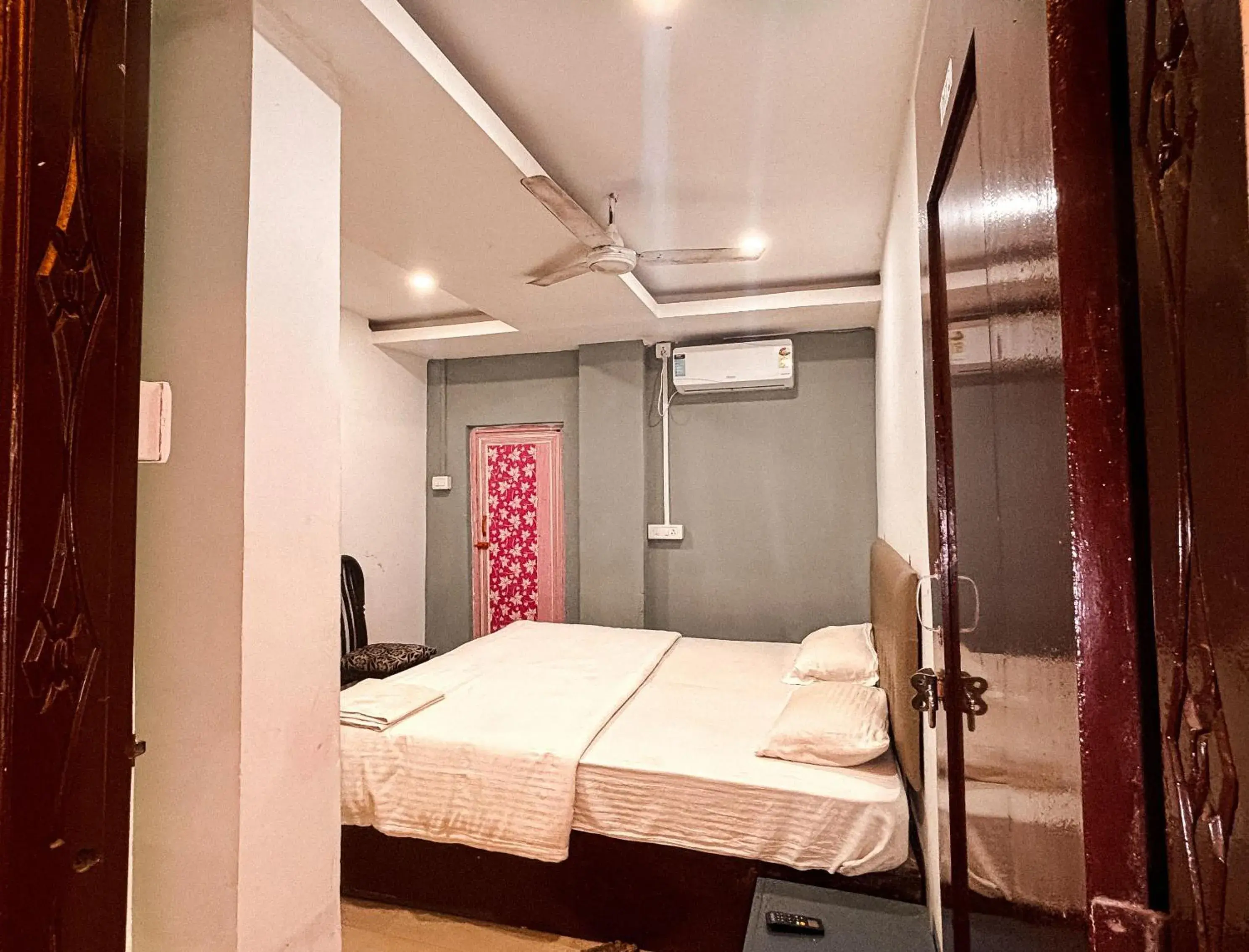 Standard Double Room - single occupancy in Hotel O THE HERITAGE HOTEL Standard Double Room - single occupancy in Hotel O THE HERITAGE HOTEL