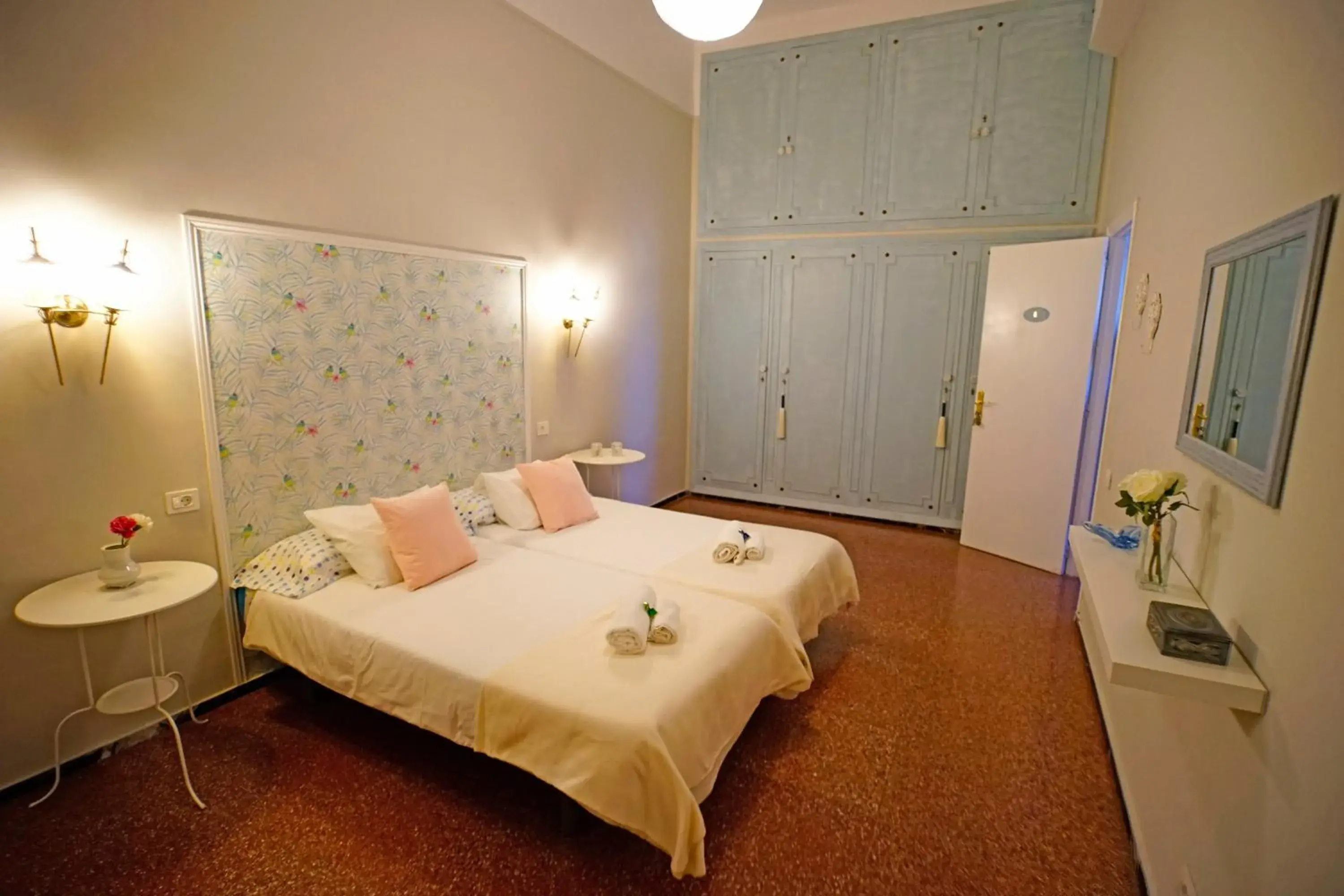 Large Twin Room with Shared Bathroom in Casa Kilig Large Twin Room with Shared Bathroom in Casa Kilig