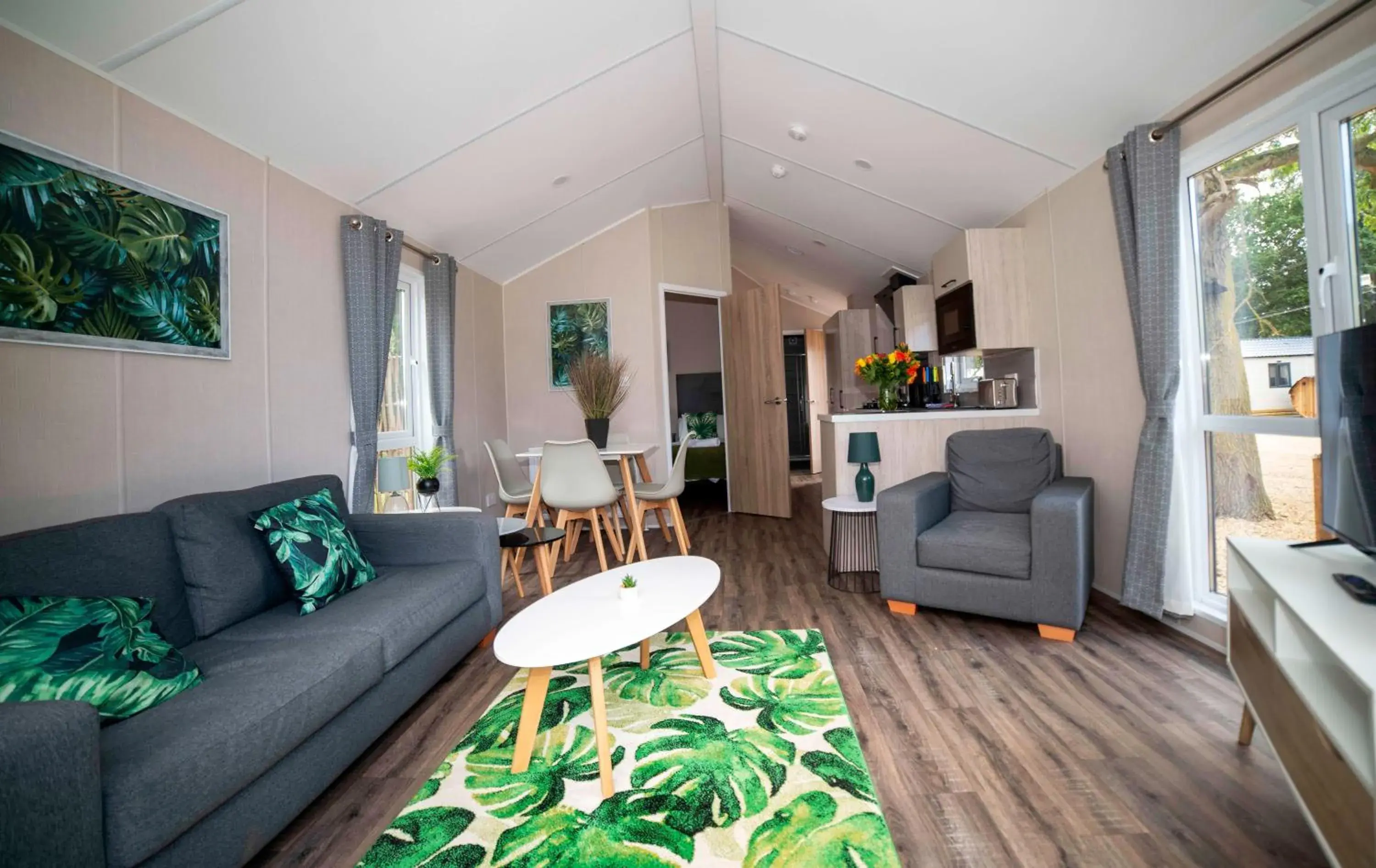 Lux Sky Jacuzzi & Sauna in Woodlakes Park By Liv Retreats Lux Sky Jacuzzi & Sauna in Woodlakes Park By Liv Retreats