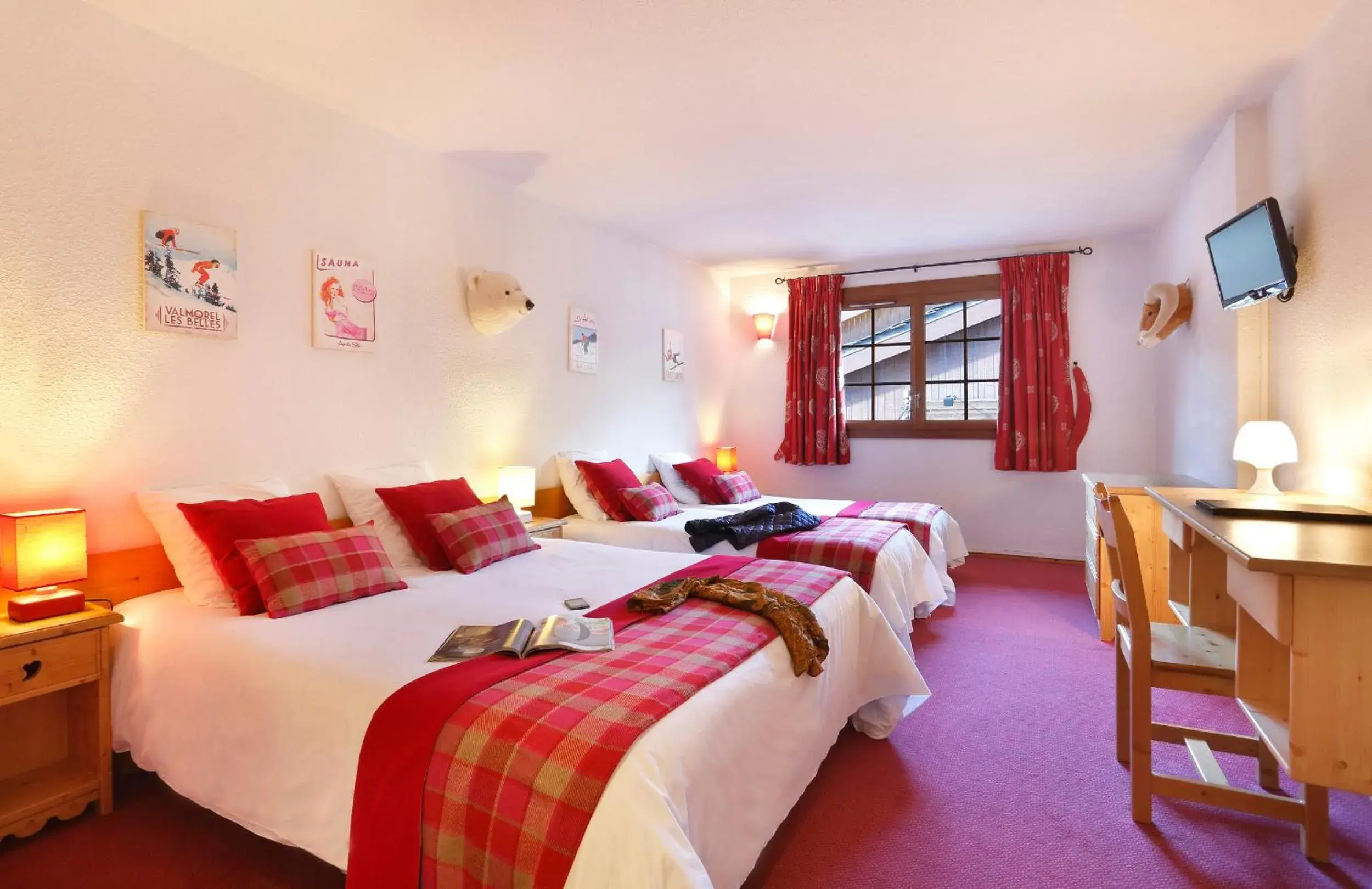 Quadruple Room in Hôtel du Bourg Quadruple Room in Hôtel du Bourg