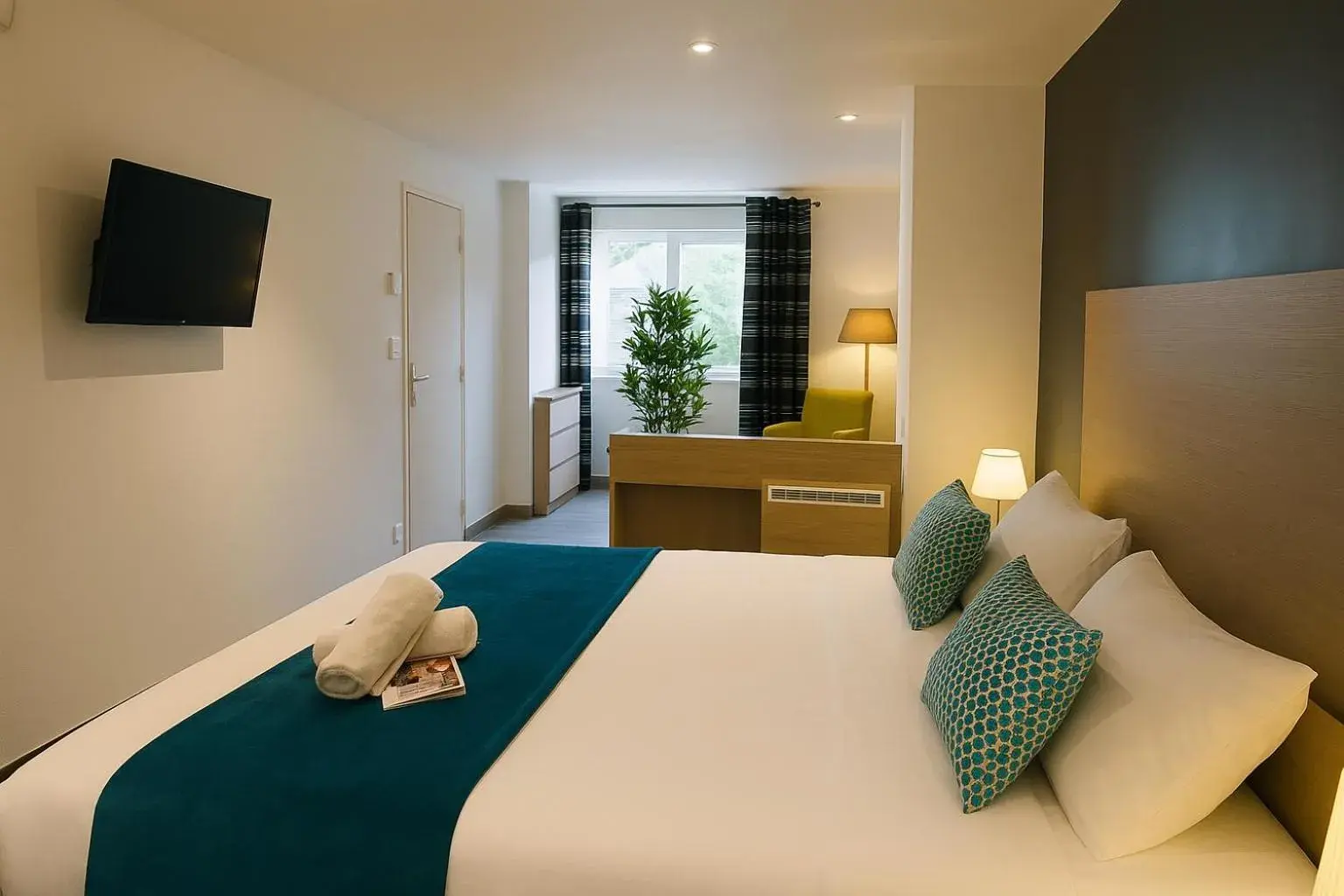 Suite with Terrace with heated swimming pool access in Hotel & Spa Gil de France Cap d'Agde Suite with Terrace with heated swimming pool access in Hotel & Spa Gil de France Cap d'Agde