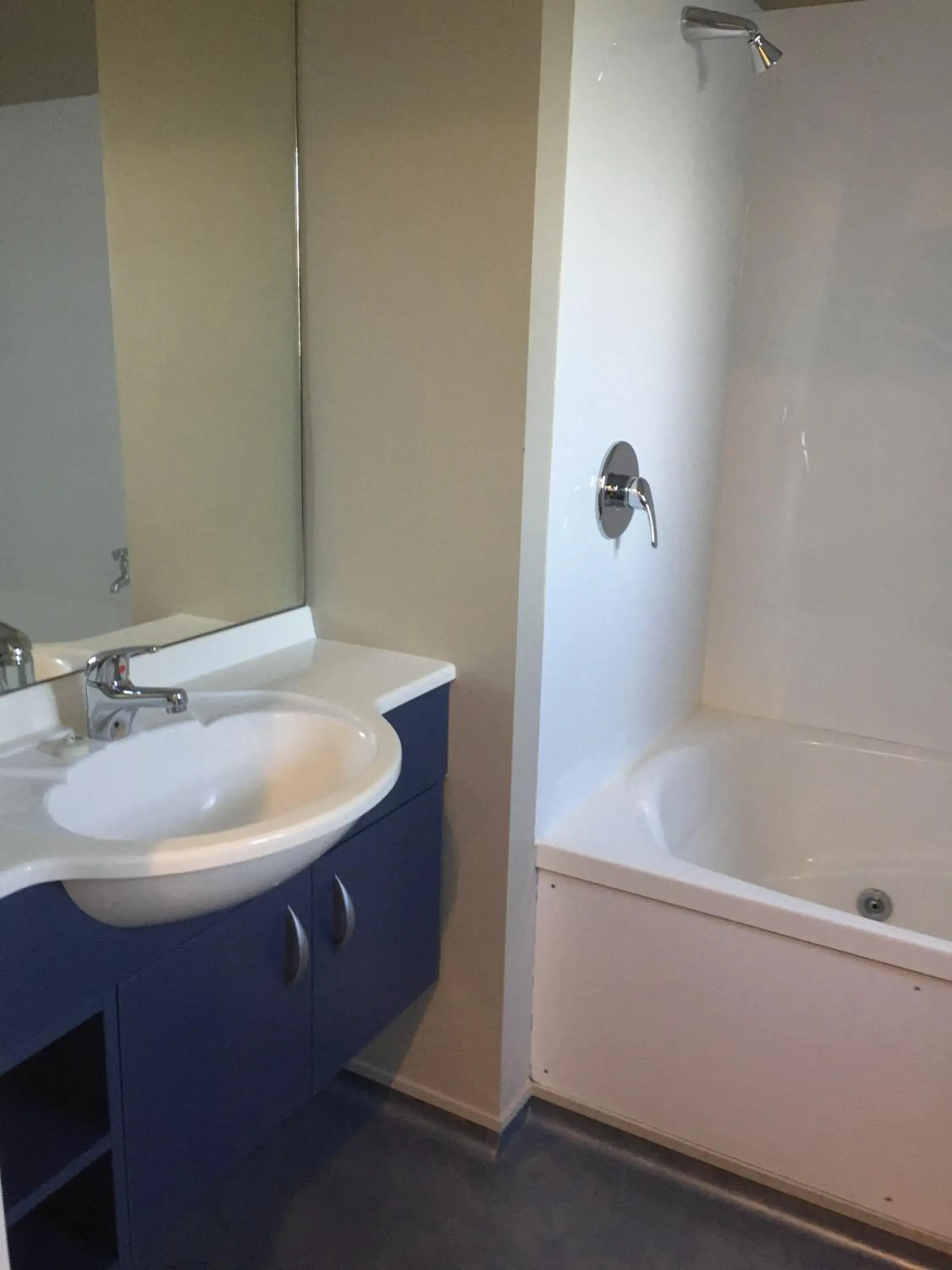 Deluxe Suite with Spa Bath in Bay City Motor Lodge Deluxe Suite with Spa Bath in Bay City Motor Lodge