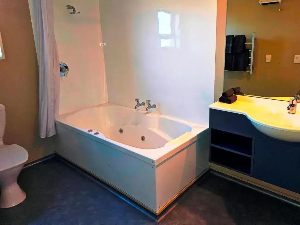 Queen Studio in Bay City Motor Lodge Queen Studio in Bay City Motor Lodge