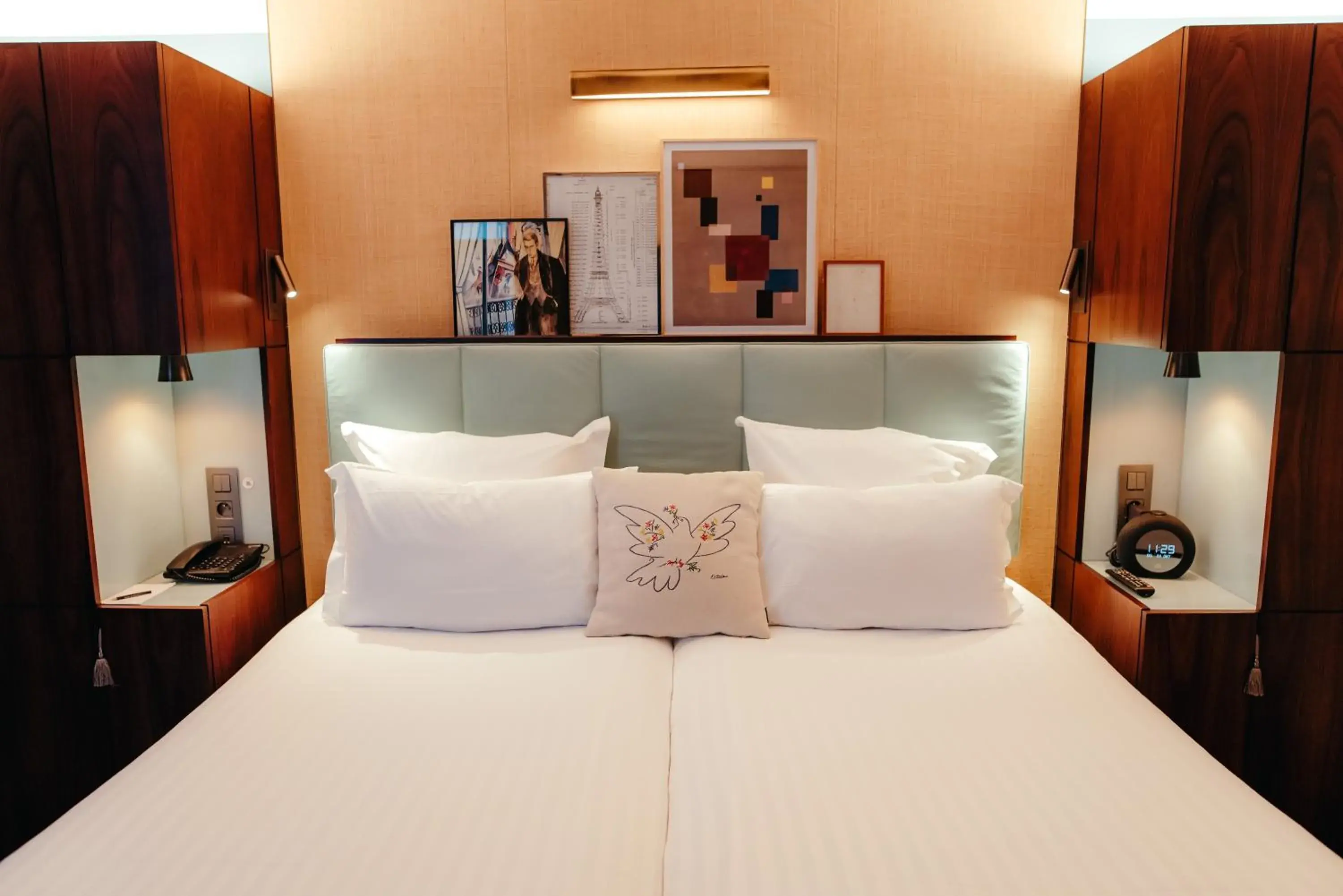 Deluxe Twin Room with Pool Access in Hotel Eiffel Blomet Deluxe Twin Room with Pool Access in Hotel Eiffel Blomet