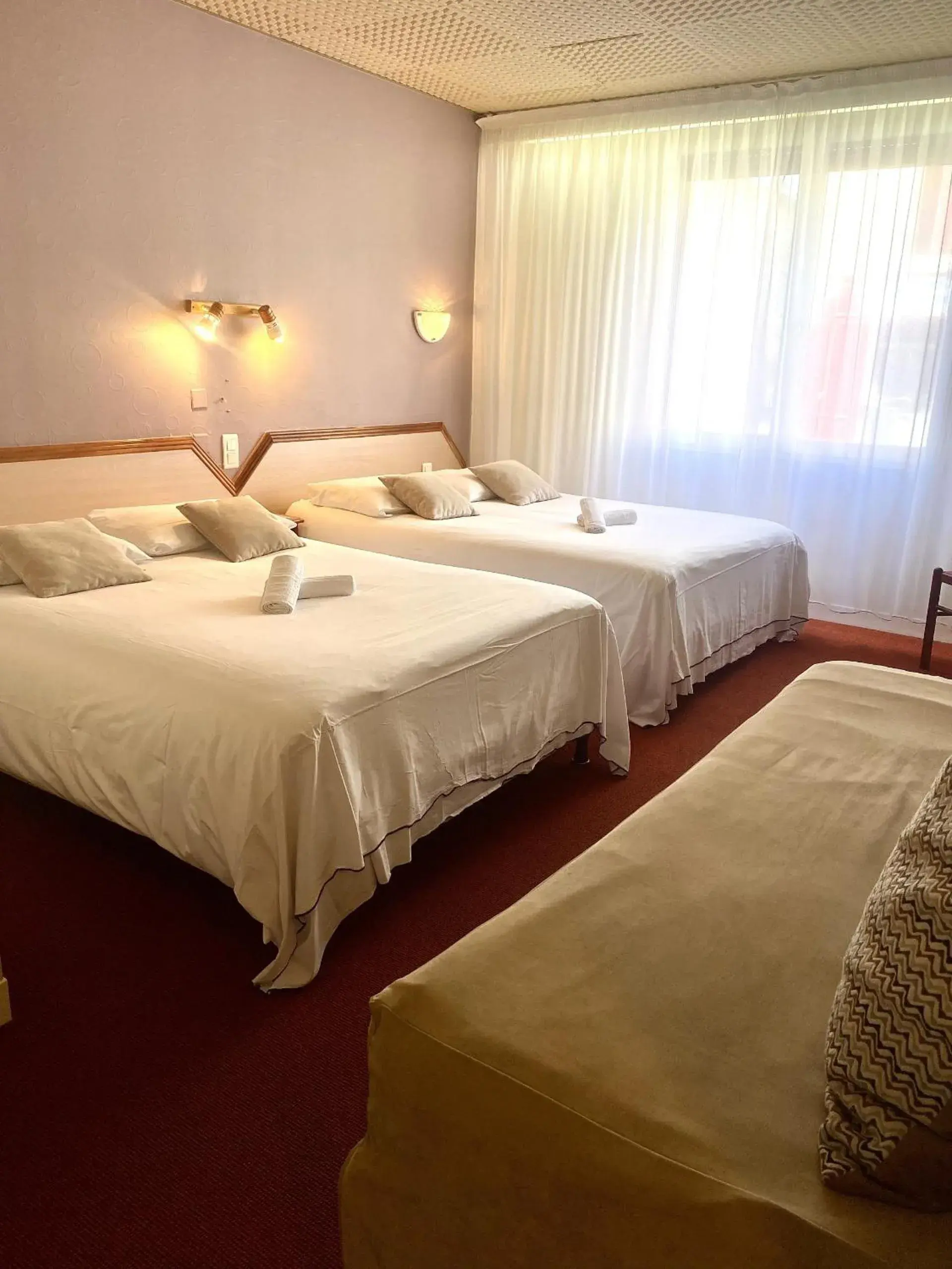 Quadruple Room in Logis Hôtel & Restaurant Le Cheval Blanc et Clovis Quadruple Room in Logis Hôtel & Restaurant Le Cheval Blanc et Clovis