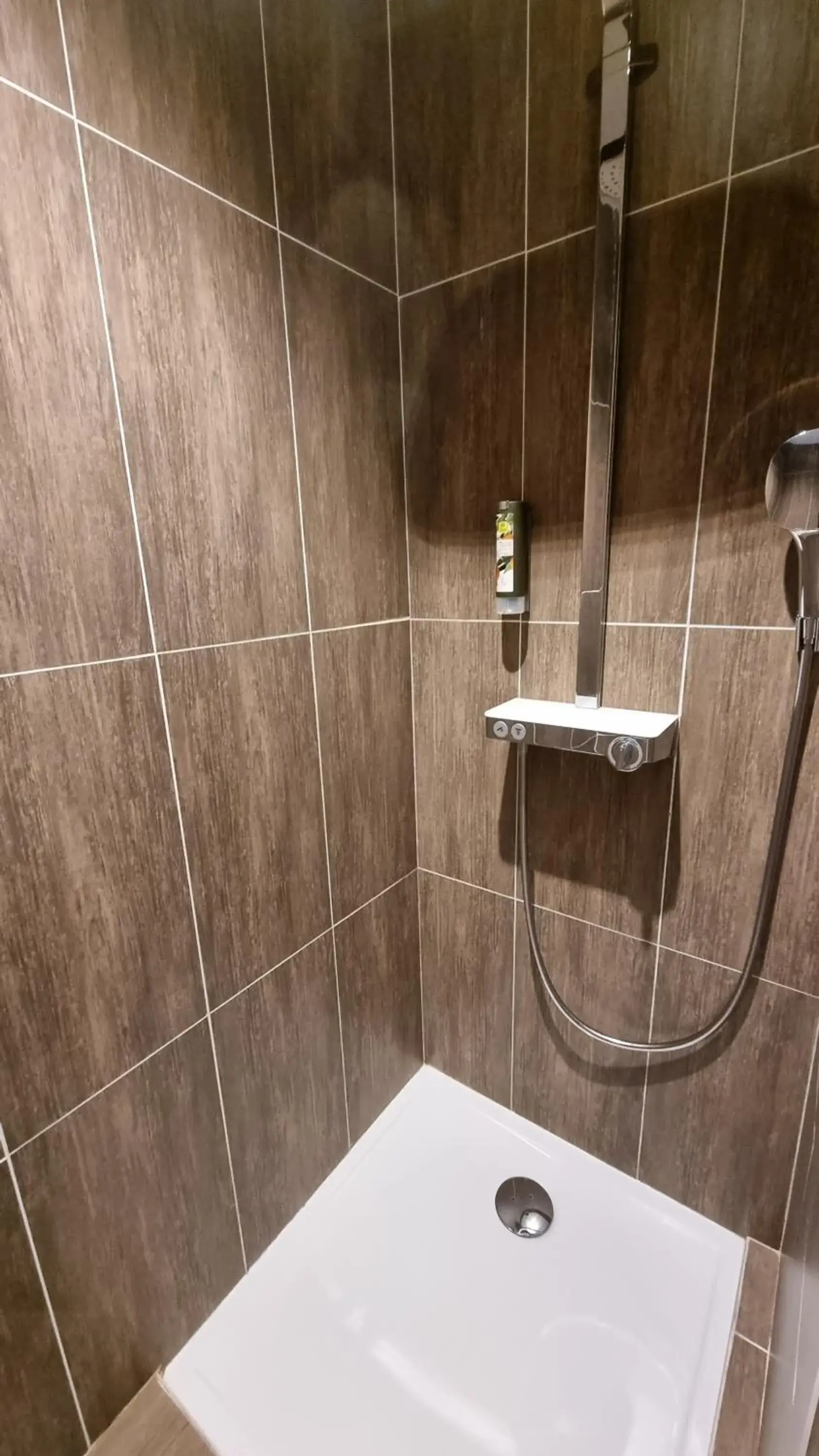 Comfort Triple Room with Shower in Logis L'Abreuvoir Comfort Triple Room with Shower in Logis L'Abreuvoir