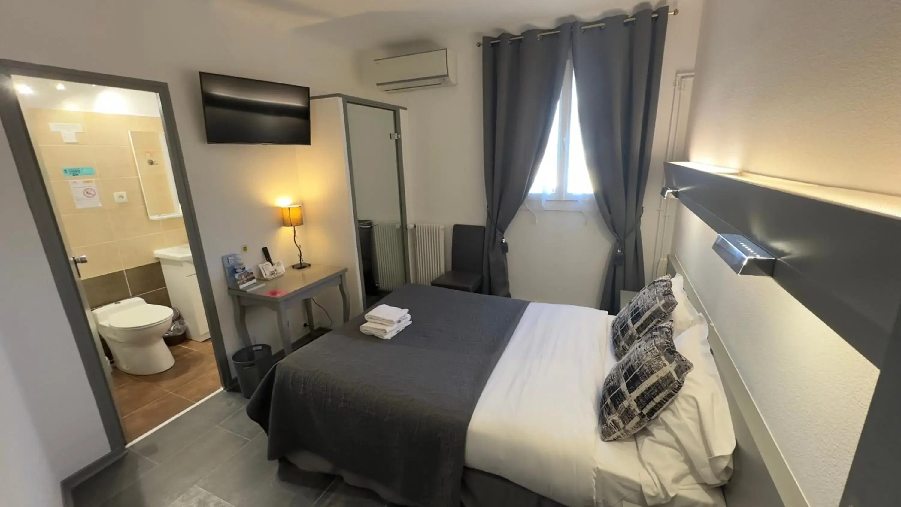 Single Room in Logis Hôtel La Bastide d'Entraigues Single Room in Logis Hôtel La Bastide d'Entraigues